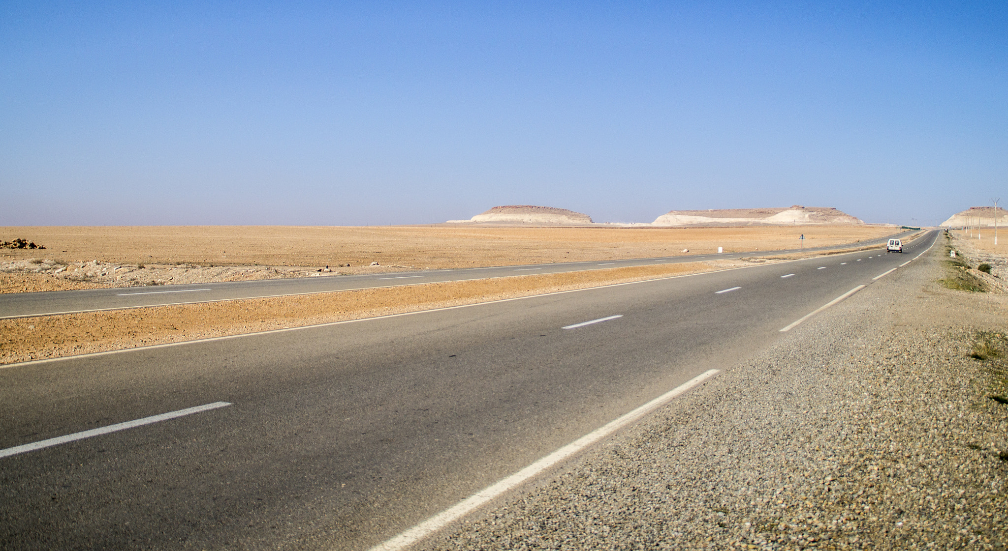 Sony DT 18-200mm F3.5-6.3 sample photo. On the road photography