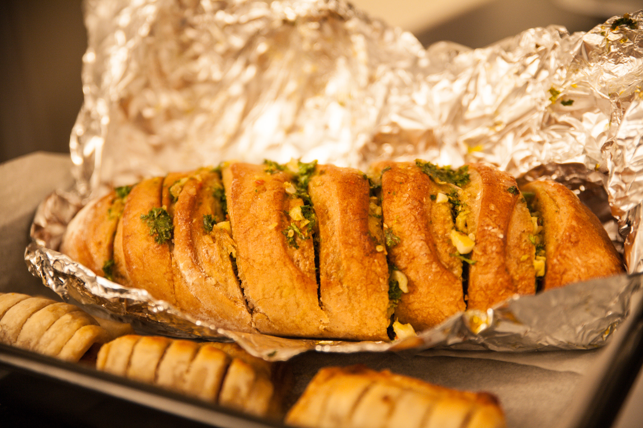 Canon EOS 5D + Canon 24.0-70.0 mm sample photo. Garlic bread photography