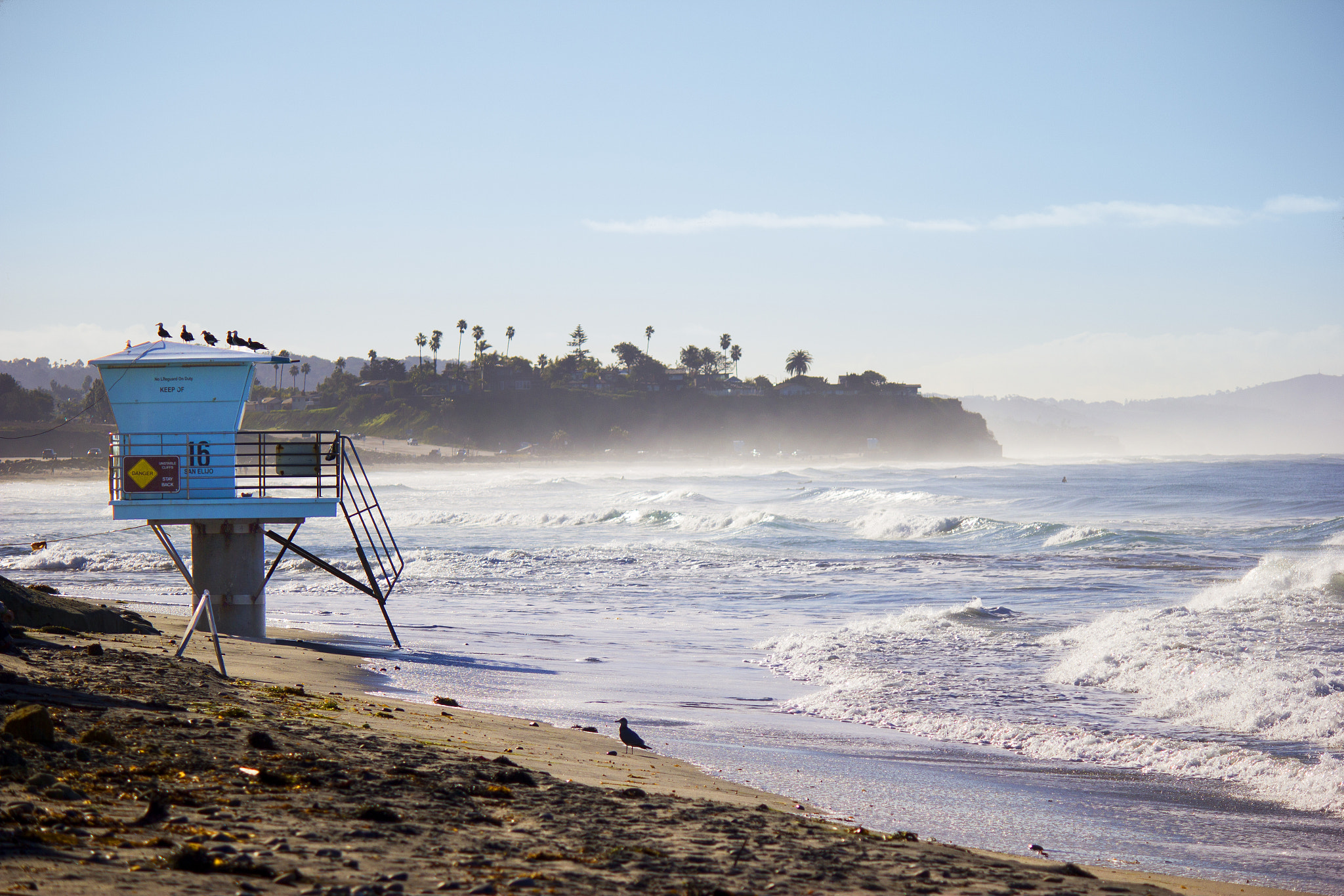Canon EF-S 55-250mm F4-5.6 IS sample photo. Lifeguard tower at beach with waves photography