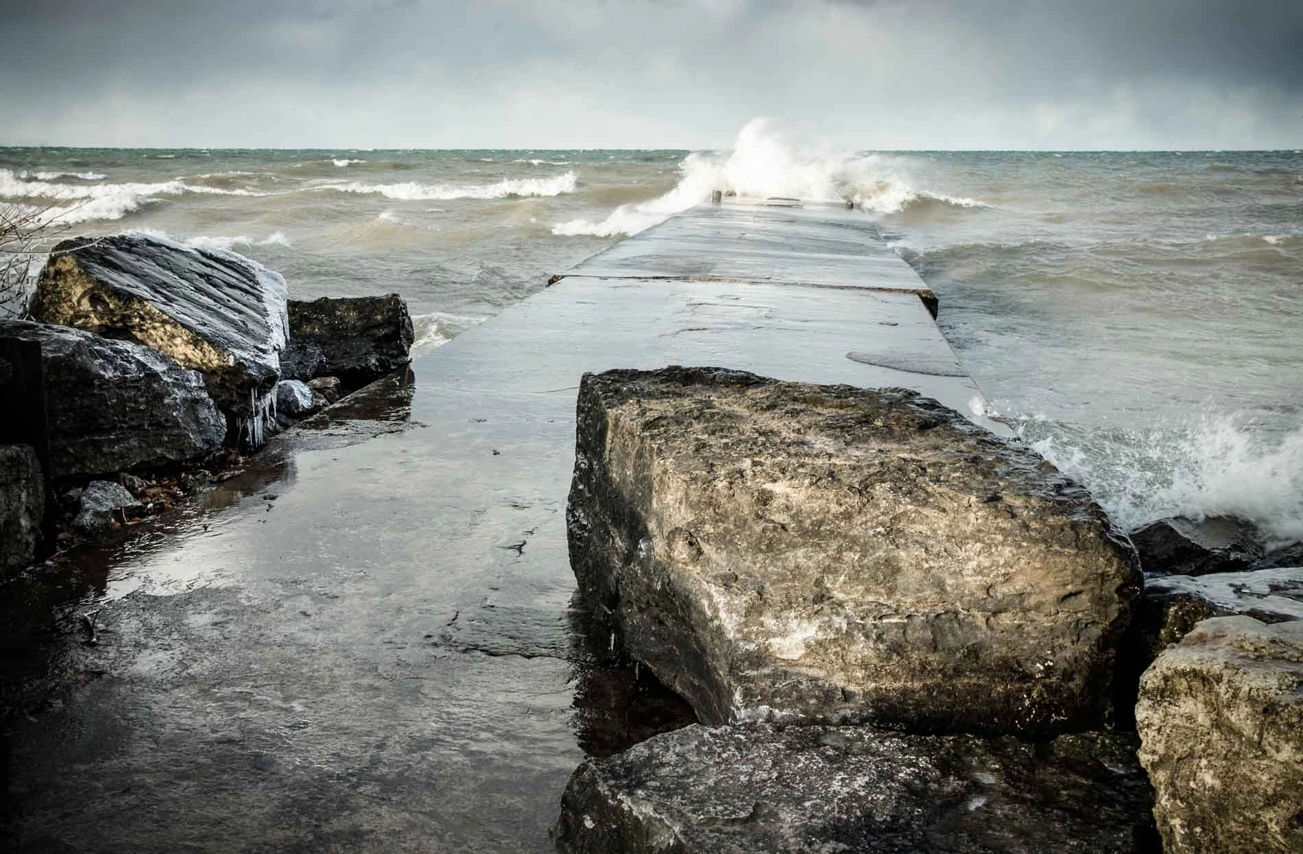 Sony Alpha DSLR-A500 sample photo. Waves hitting the pier photography