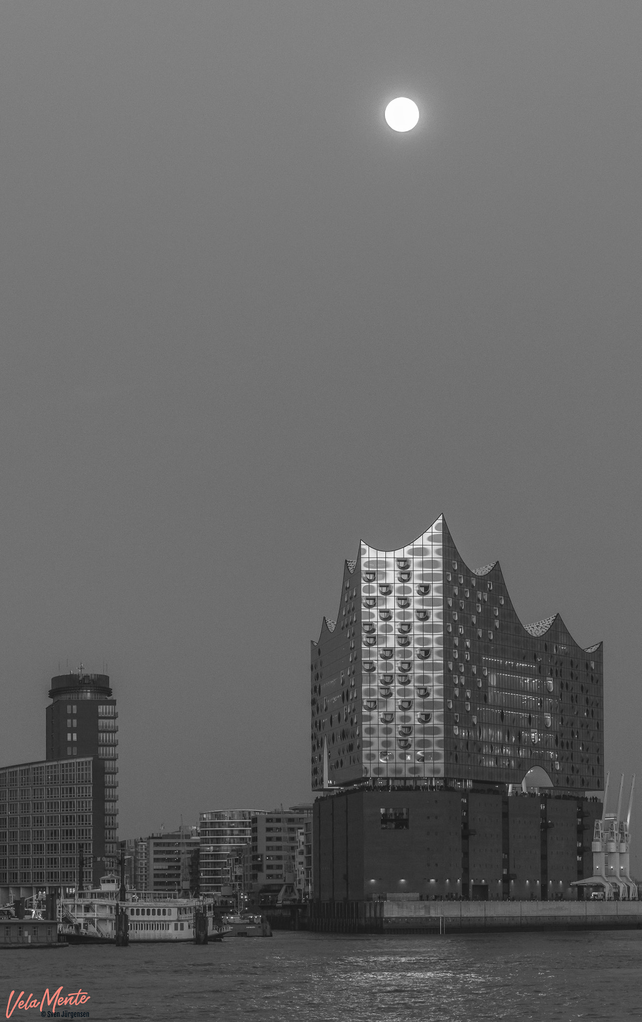 Sony 70-200mm F2.8 G SSM II sample photo. Elbphilharmonie photography