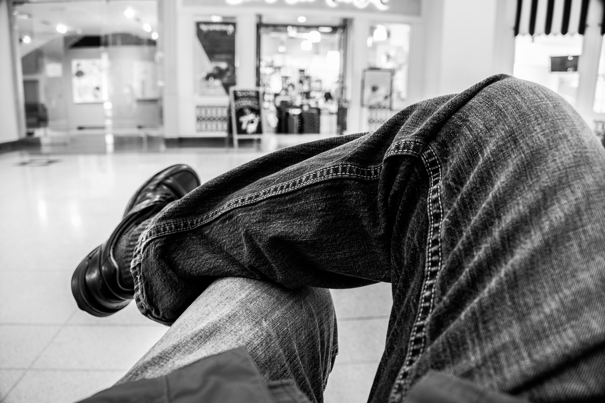 Sony a7R sample photo. Waiting inside bloomingdale's photography