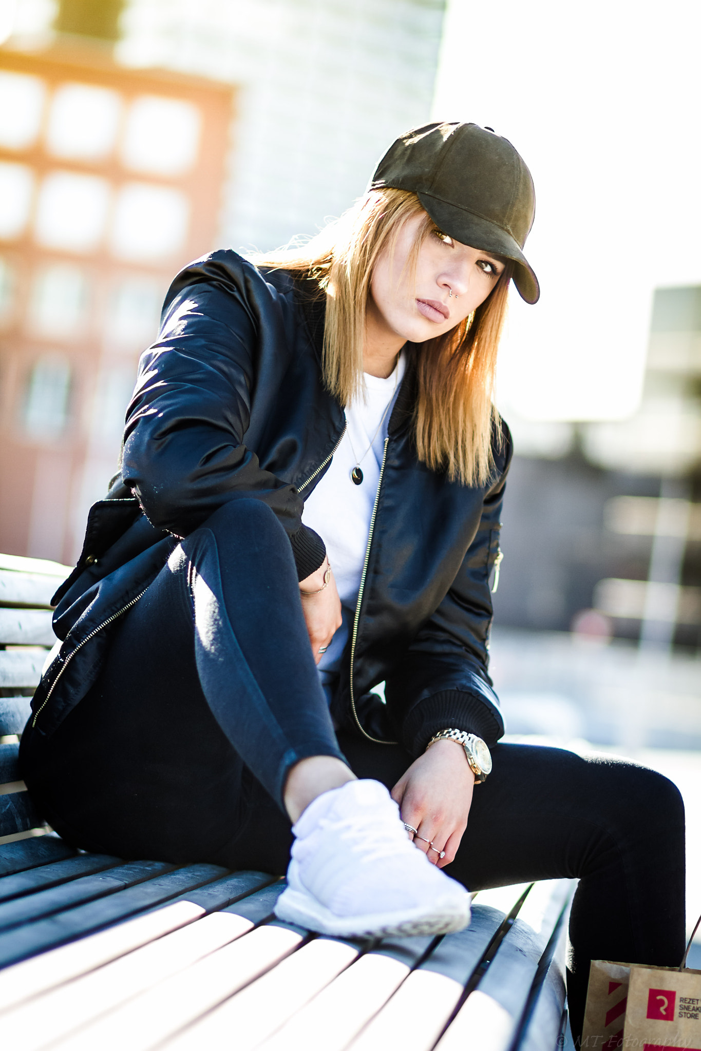 Canon EOS 7D + Canon EF 85mm F1.8 USM sample photo. Street girl. photography