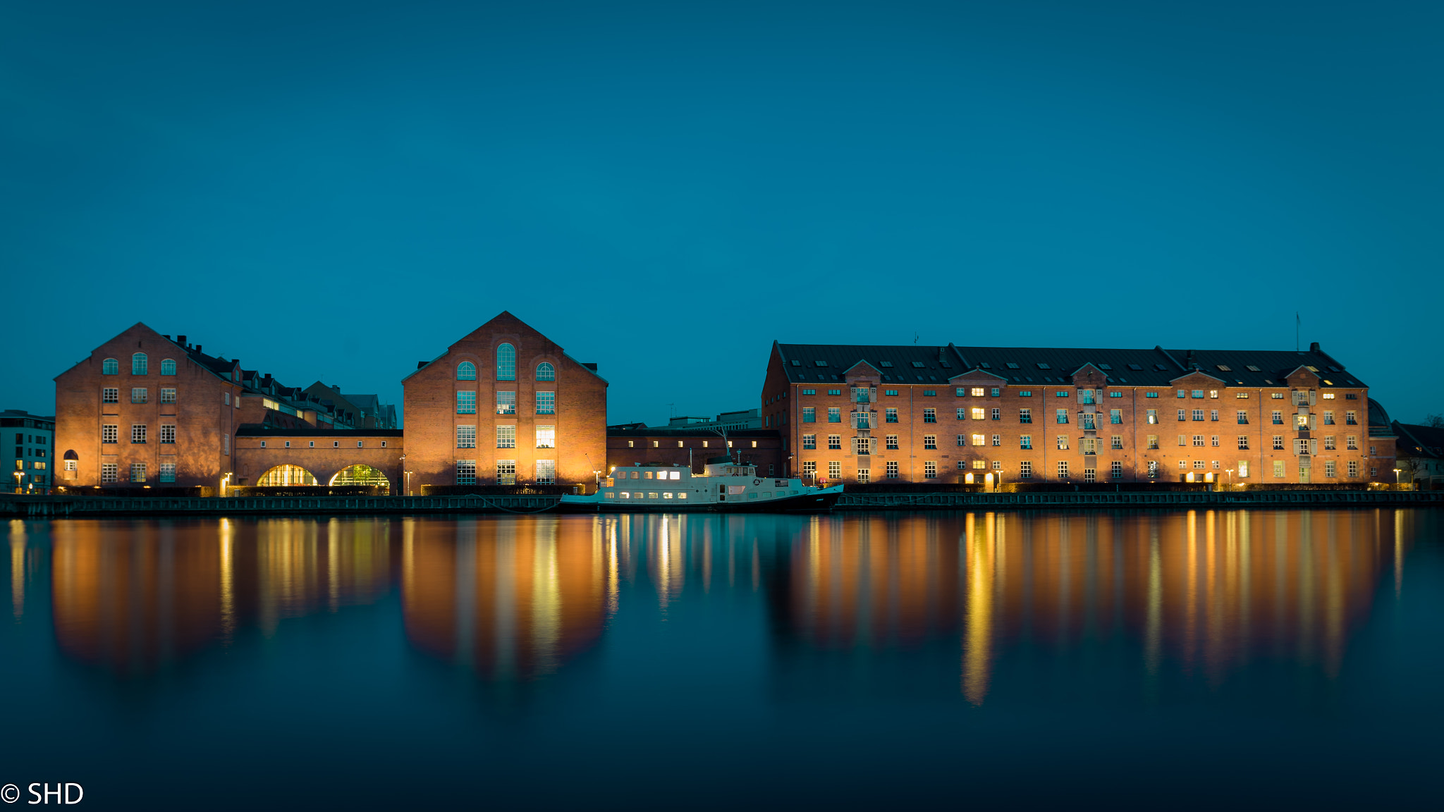 Sony a7 II + Canon EF 17-40mm F4L USM sample photo. Harbour by night photography