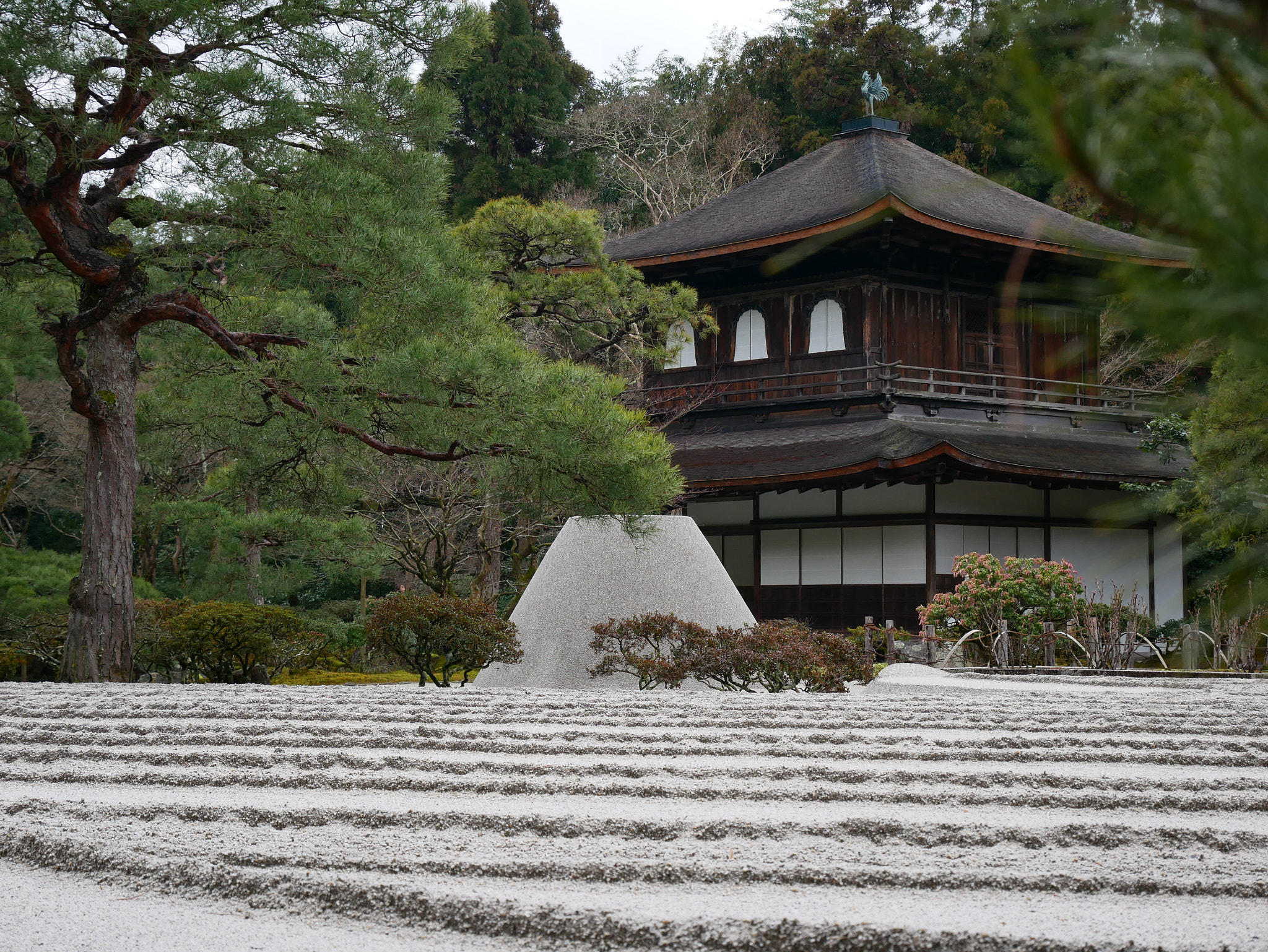 Panasonic Lumix DMC-GX85 (Lumix DMC-GX80 / Lumix DMC-GX7 Mark II) + Panasonic Lumix G Vario HD 12-32mm F3.5-5.6 Mega OIS sample photo. Japanese white sand garden in kyoto photography