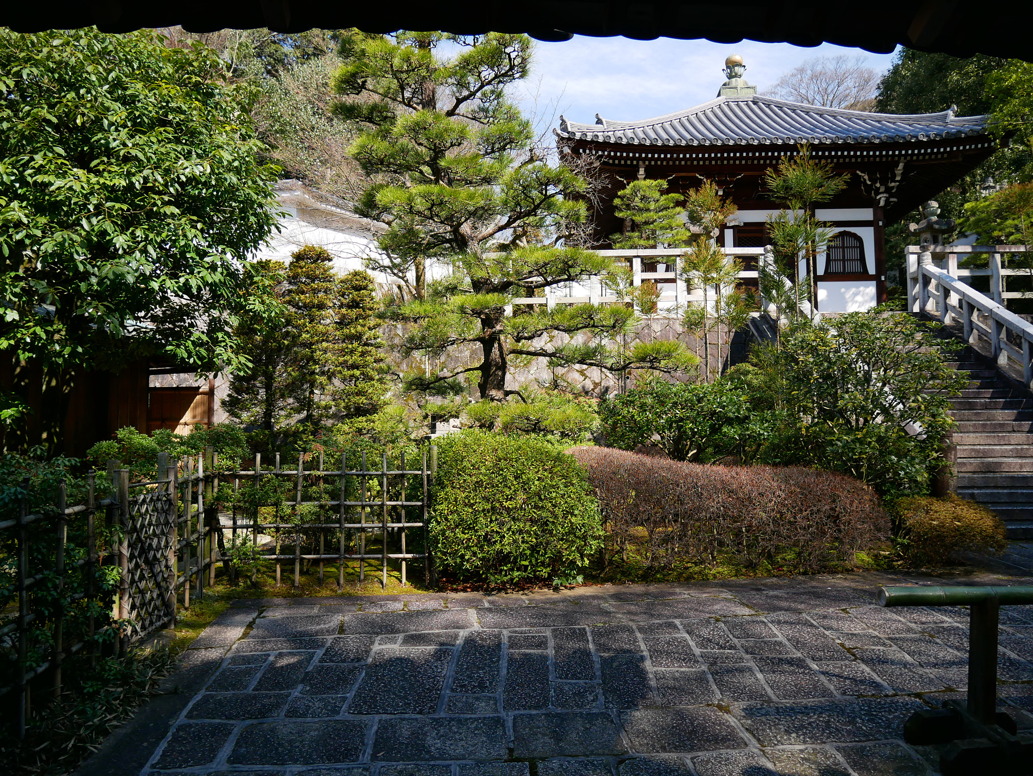 Panasonic Lumix DMC-GX85 (Lumix DMC-GX80 / Lumix DMC-GX7 Mark II) + Panasonic Lumix G Vario HD 12-32mm F3.5-5.6 Mega OIS sample photo. Old temple in kyoto photography