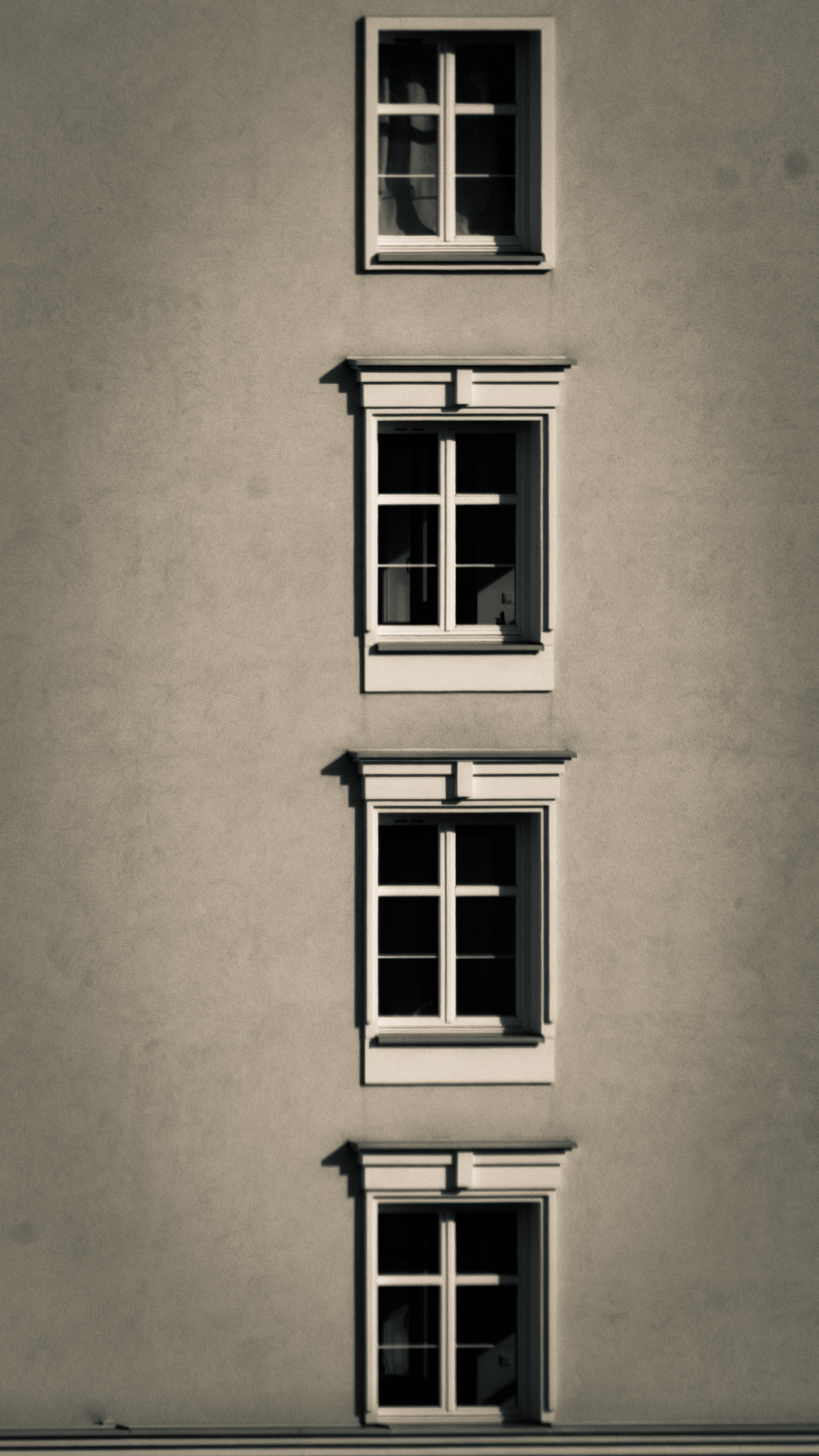 Sony 75-300mm F4.5-5.6 sample photo. Windows line photography