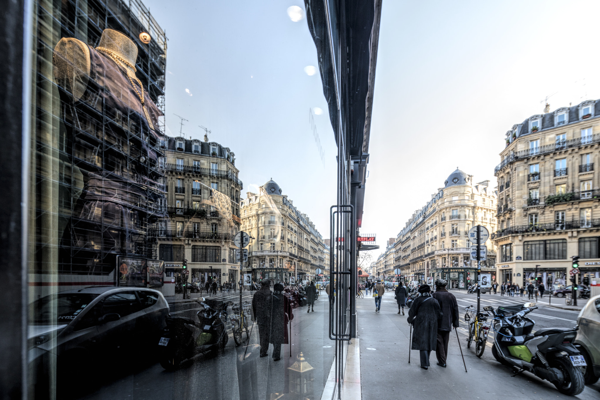 Canon TS-E 17mm F4L Tilt-Shift sample photo. Rue Étienne marcel, paris, france photography