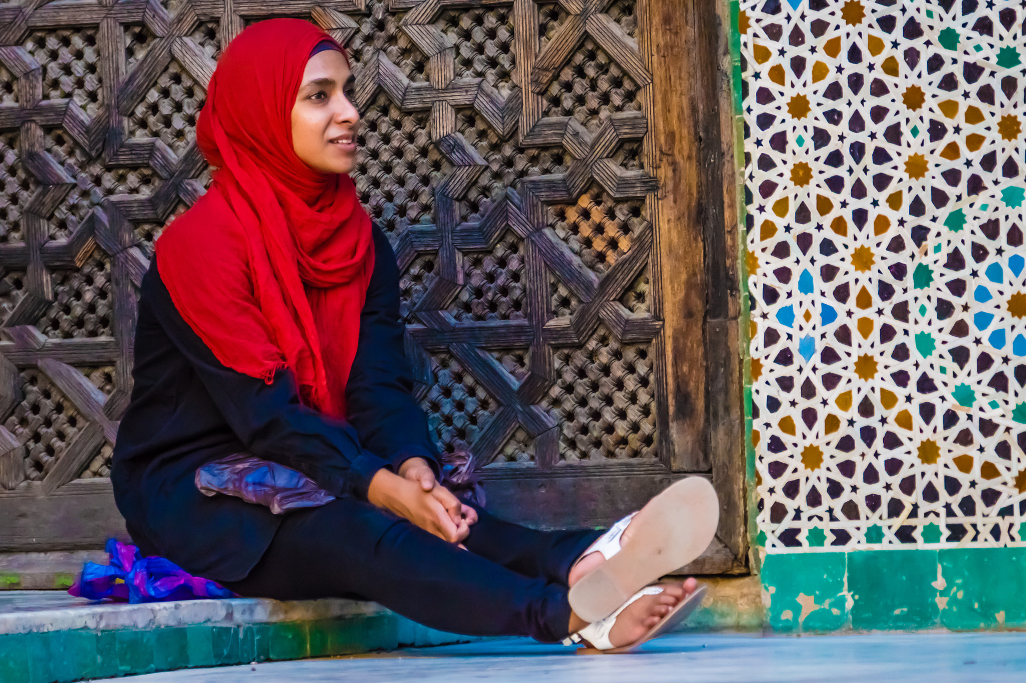 Sony ILCA-77M2 sample photo. Moroccan woman in front of mosque karaouine photography