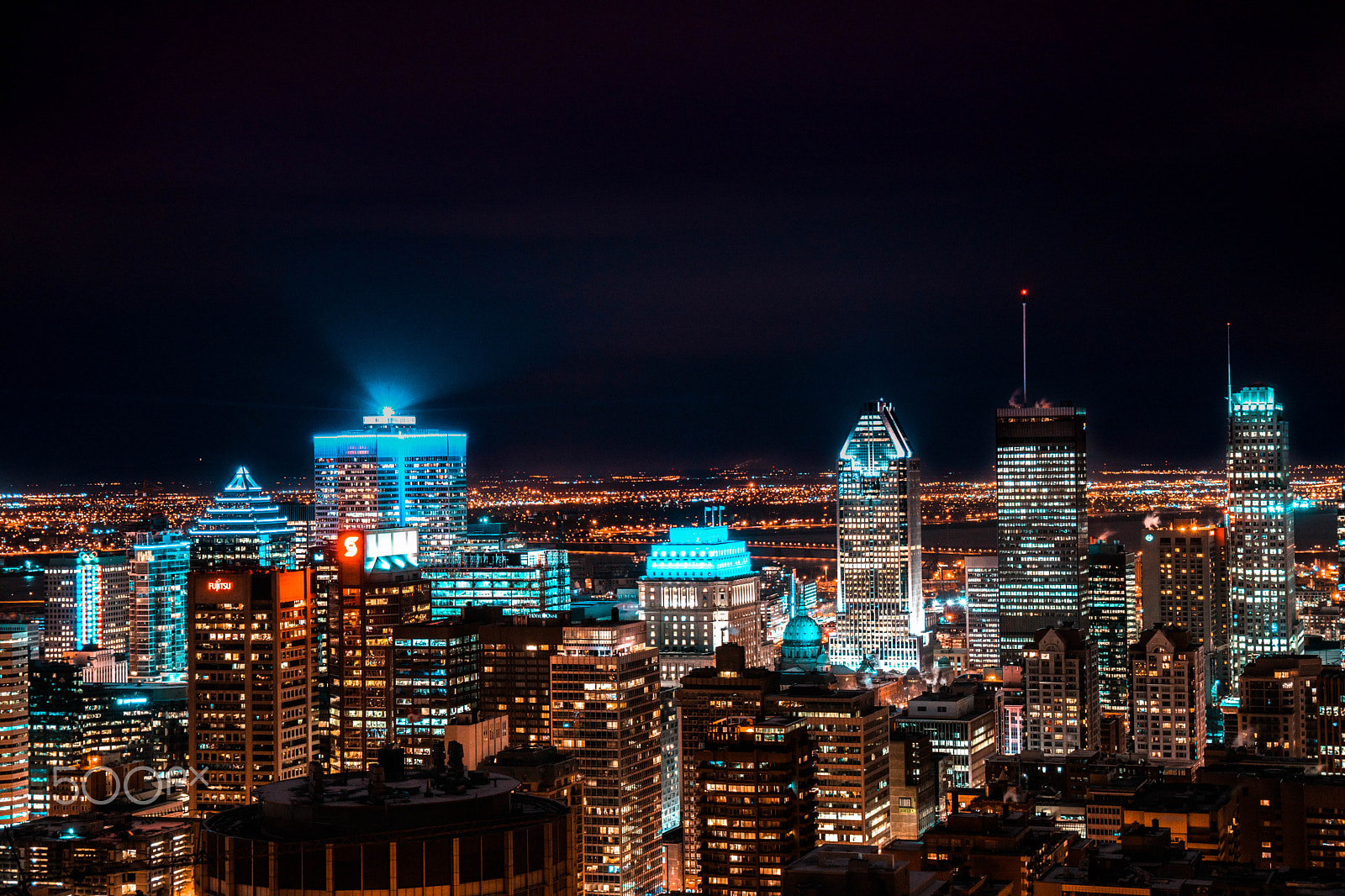 Sony a6300 + Sony Vario-Tessar T* E 16-70mm F4 ZA OSS sample photo. Deception: the city never sleeps photography