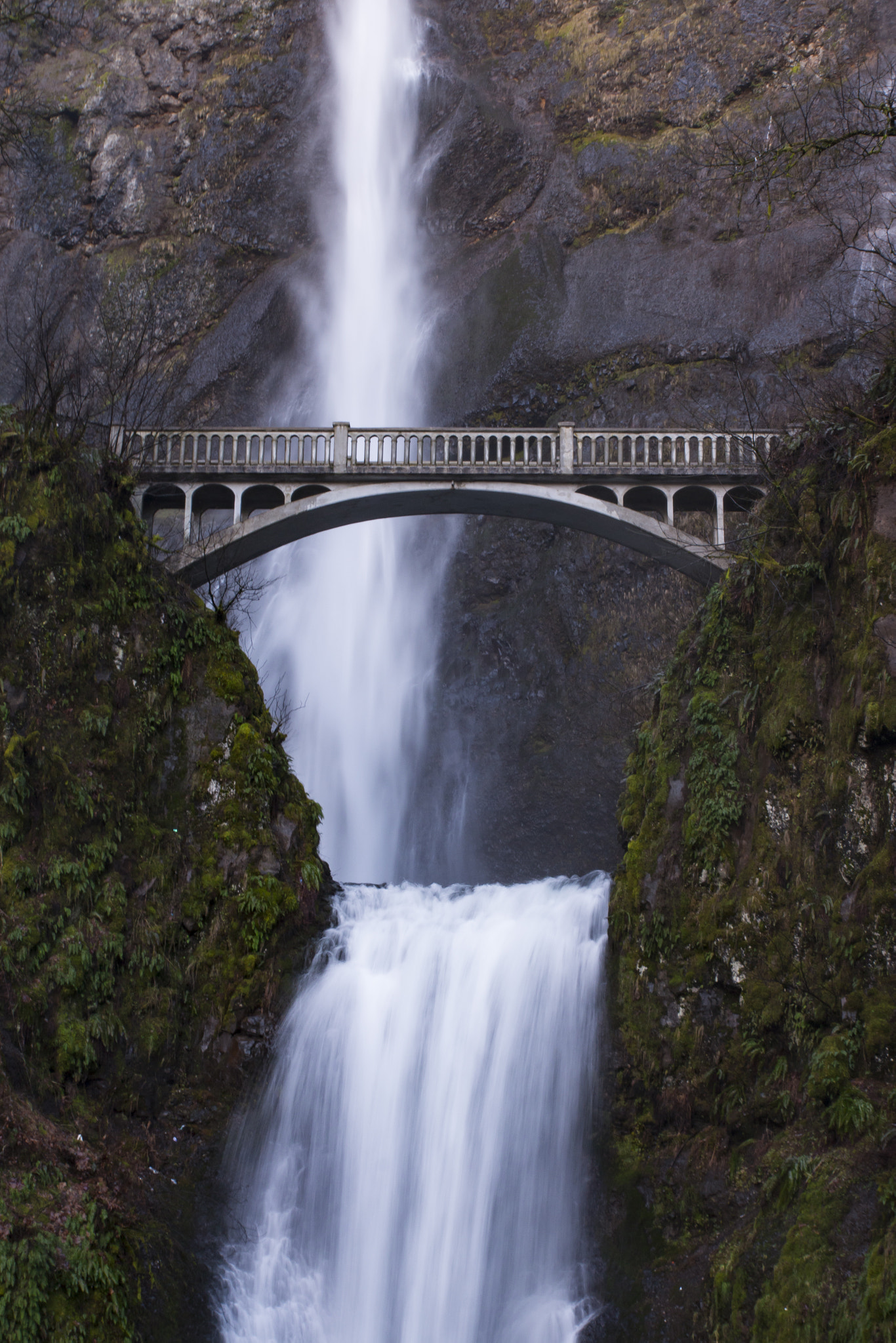 Canon EOS 70D + Sigma 24-70mm F2.8 EX DG Macro sample photo. Bridge at multnomah falls photography