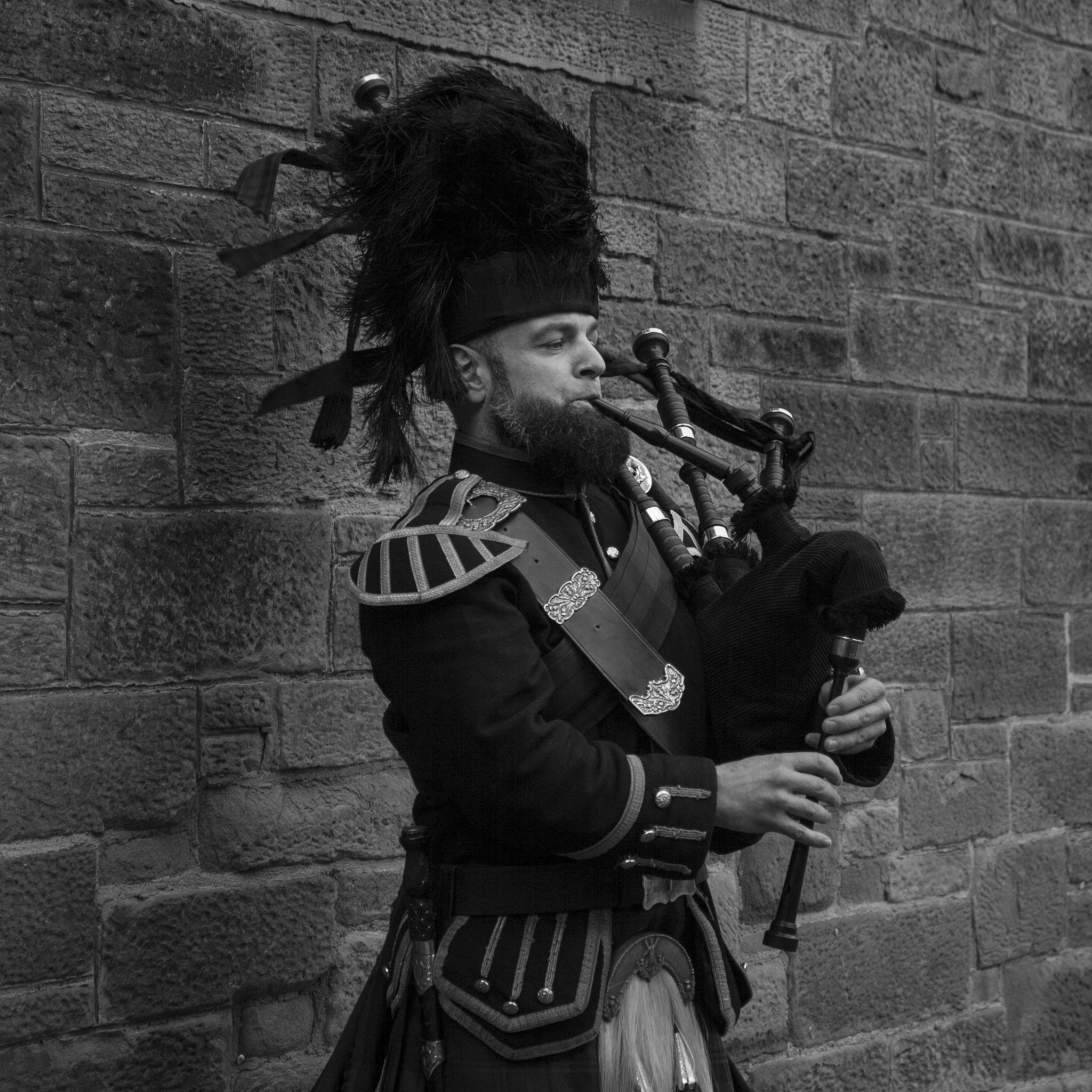 Canon EOS 1000D (EOS Digital Rebel XS / EOS Kiss F) sample photo. Music on the royal mile photography