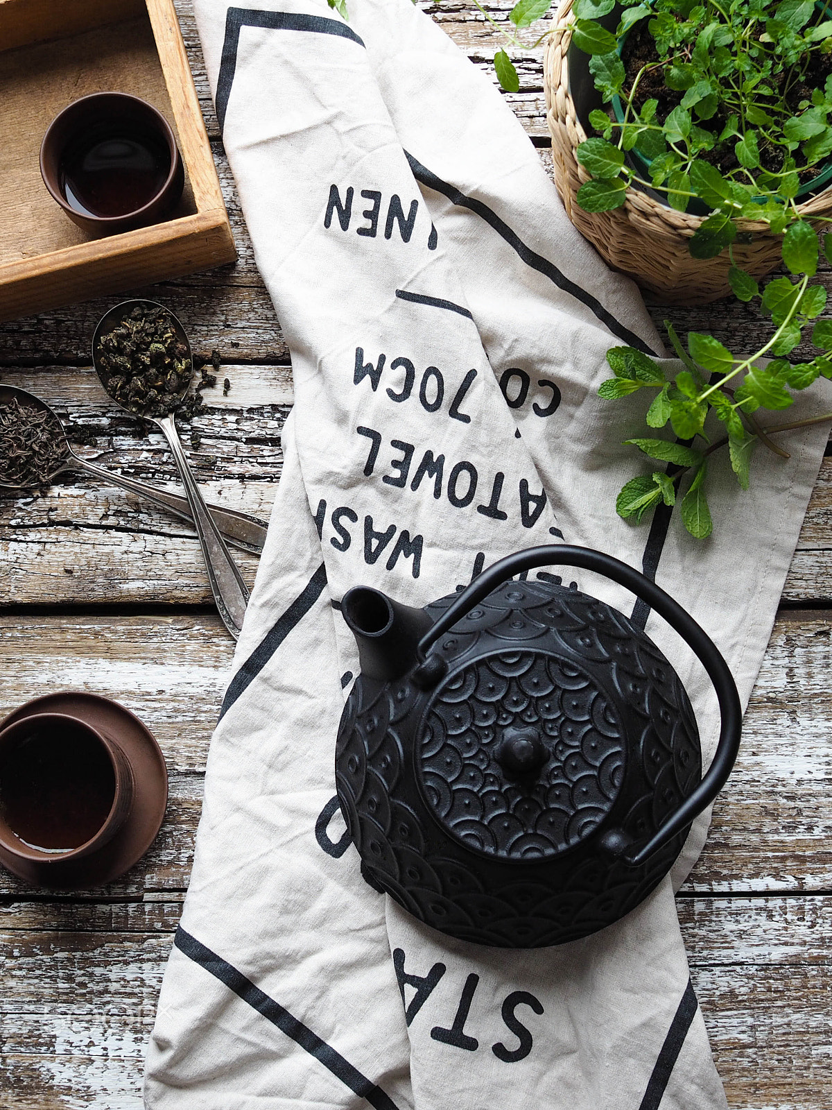 Olympus OM-D E-M10 + Sigma 19mm F2.8 DN Art sample photo. Black teapot, two bowls with green tea, mint and s photography