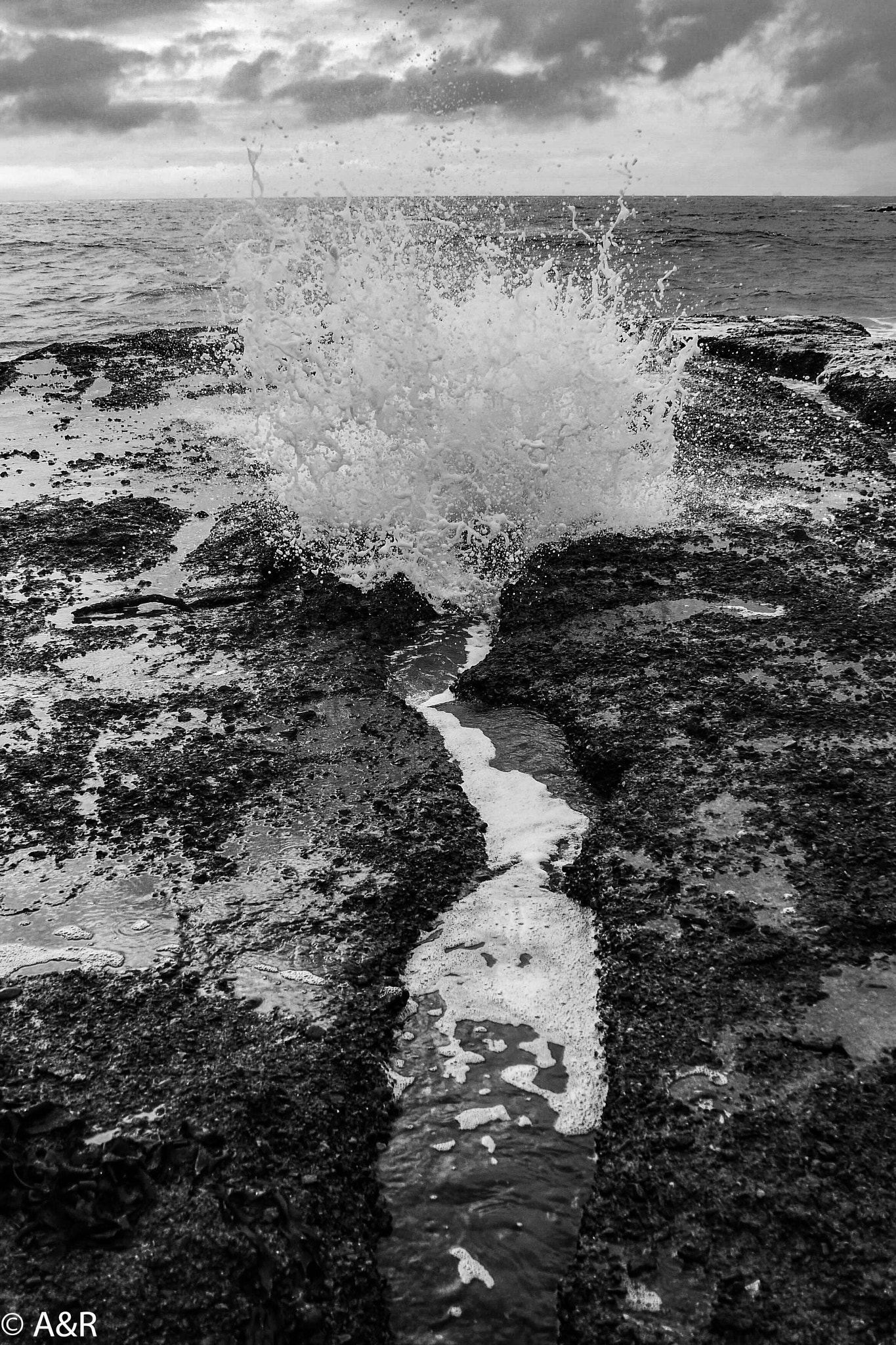 Panasonic Lumix DMC-GX8 sample photo. Rocks and waves photography