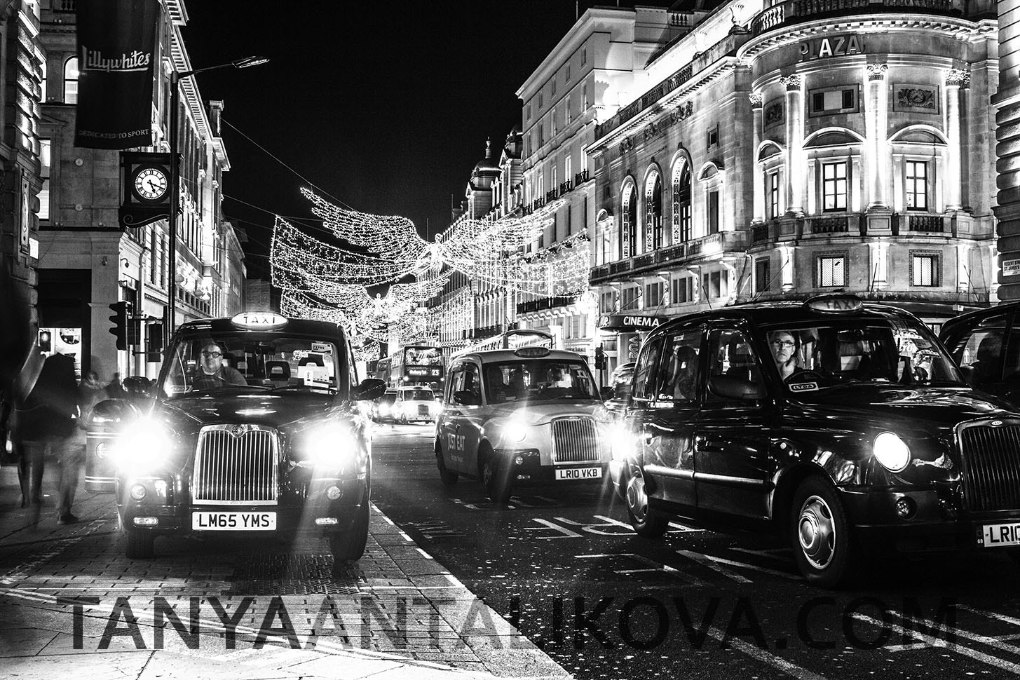 Canon EF-S 24mm F2.8 STM sample photo. Taxi drivers | oxford street | london photography