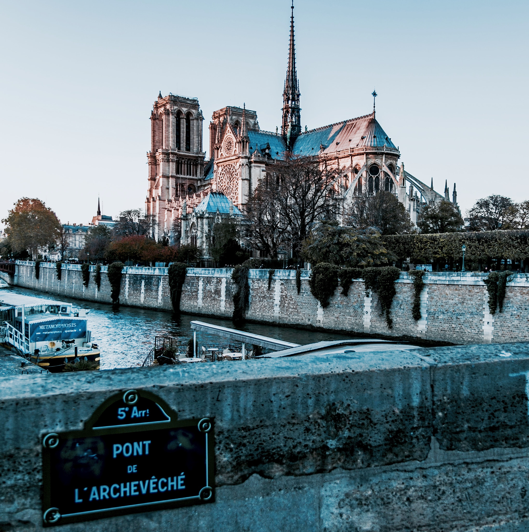 Canon EF 28-135mm F3.5-5.6 IS USM sample photo. The pont to norte-dame photography