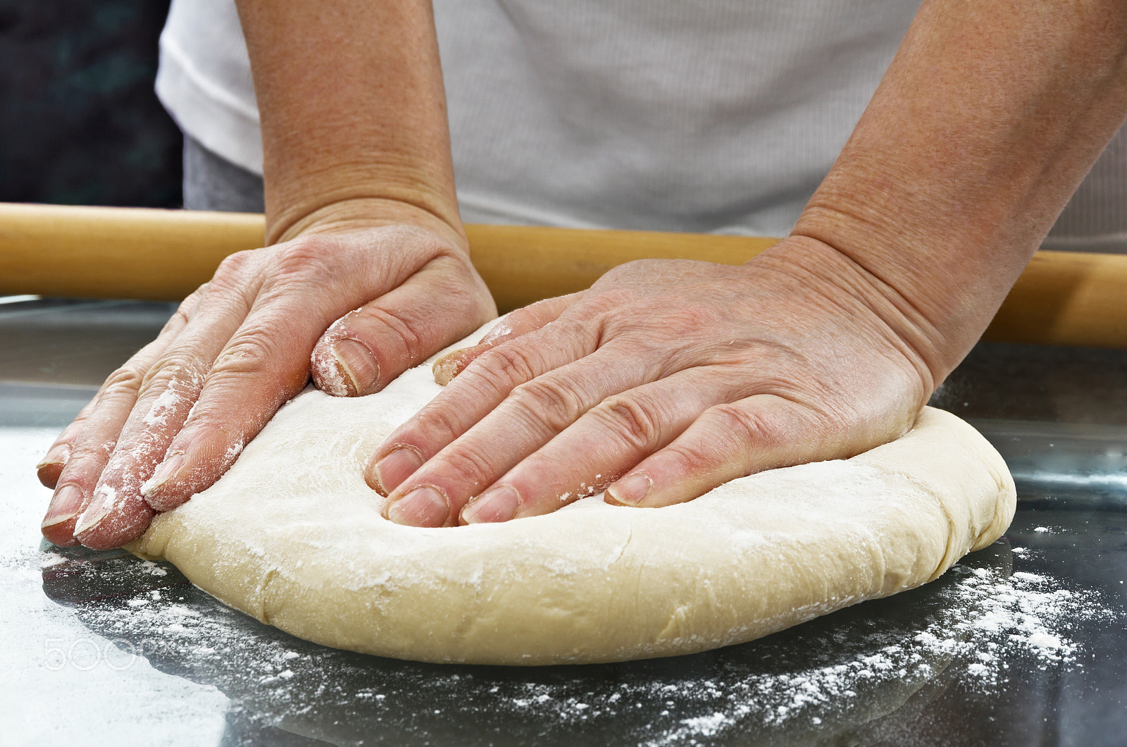Canon EOS 550D (EOS Rebel T2i / EOS Kiss X4) sample photo. Woman hands preparing dough photography
