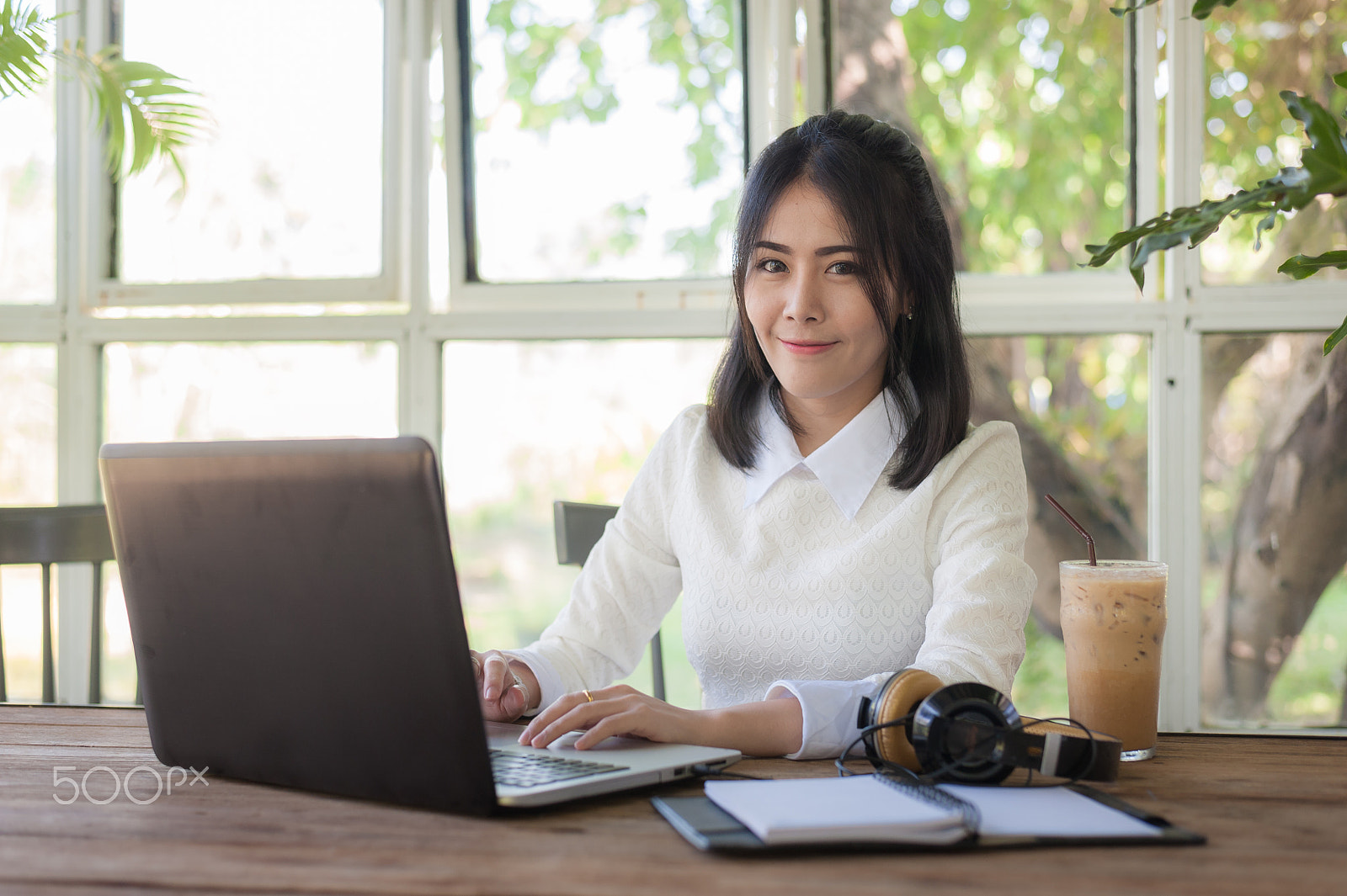 Nikon D700 + Nikon AF-S Nikkor 50mm F1.8G sample photo. Young asian woman working with laptop in coffee shop photography