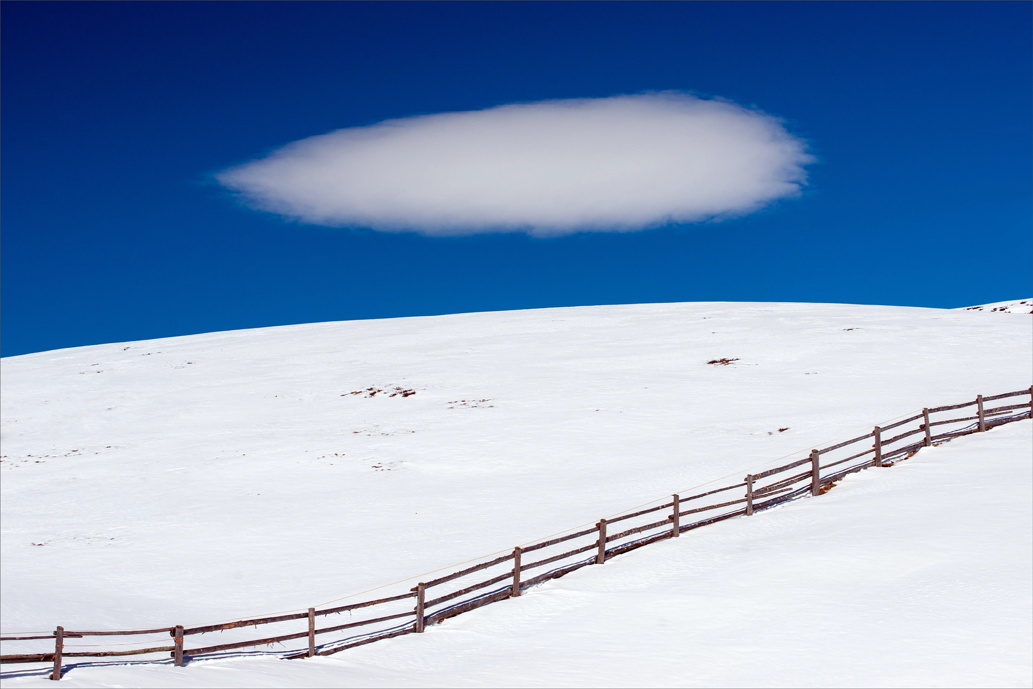 Sony Alpha DSLR-A900 + Minolta/Sony AF 70-200mm F2.8 G sample photo. Snow, fence and cloud photography