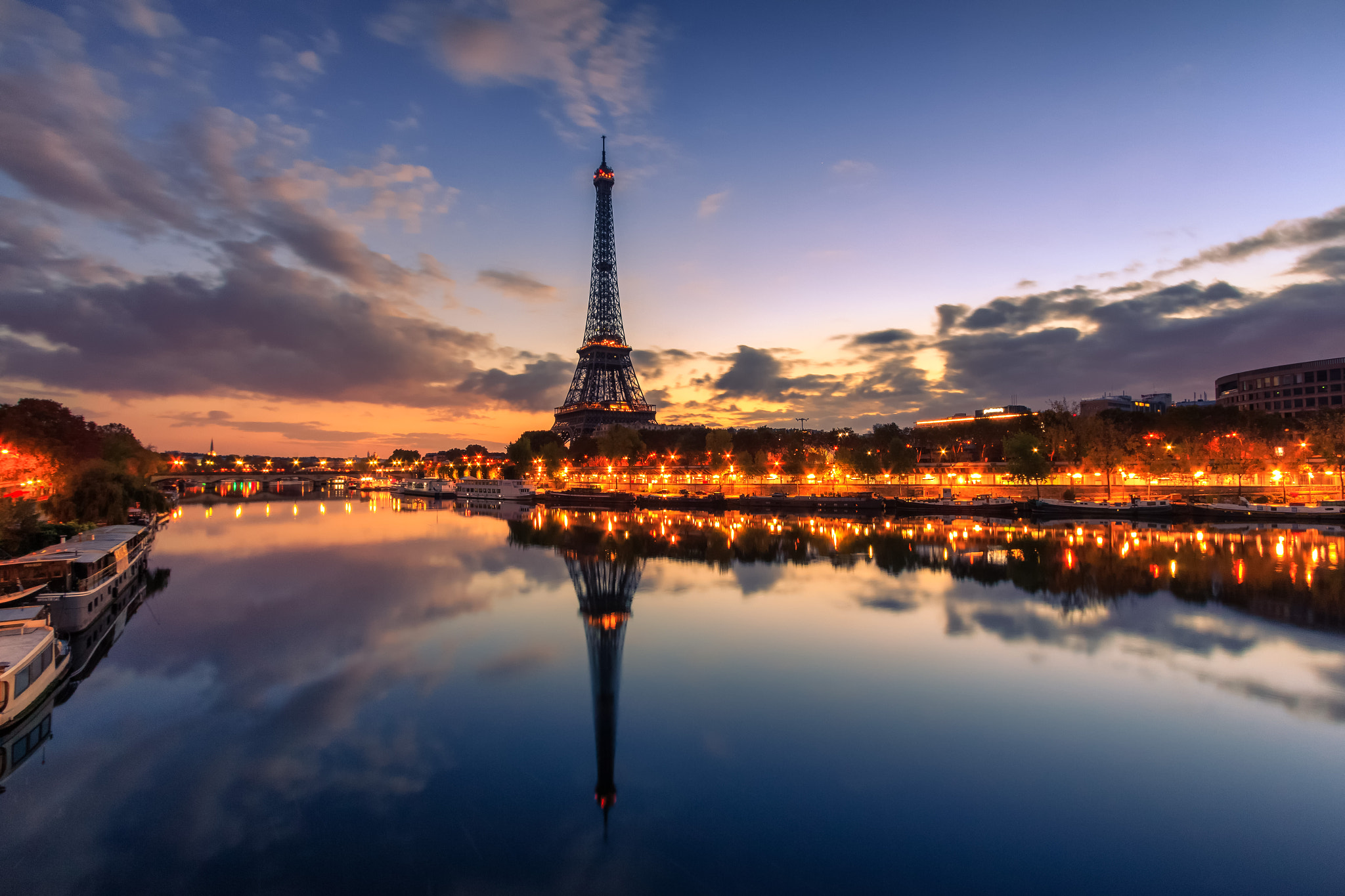 Canon EF-S 10-22mm F3.5-4.5 USM sample photo. Reflection at dawn in paris photography