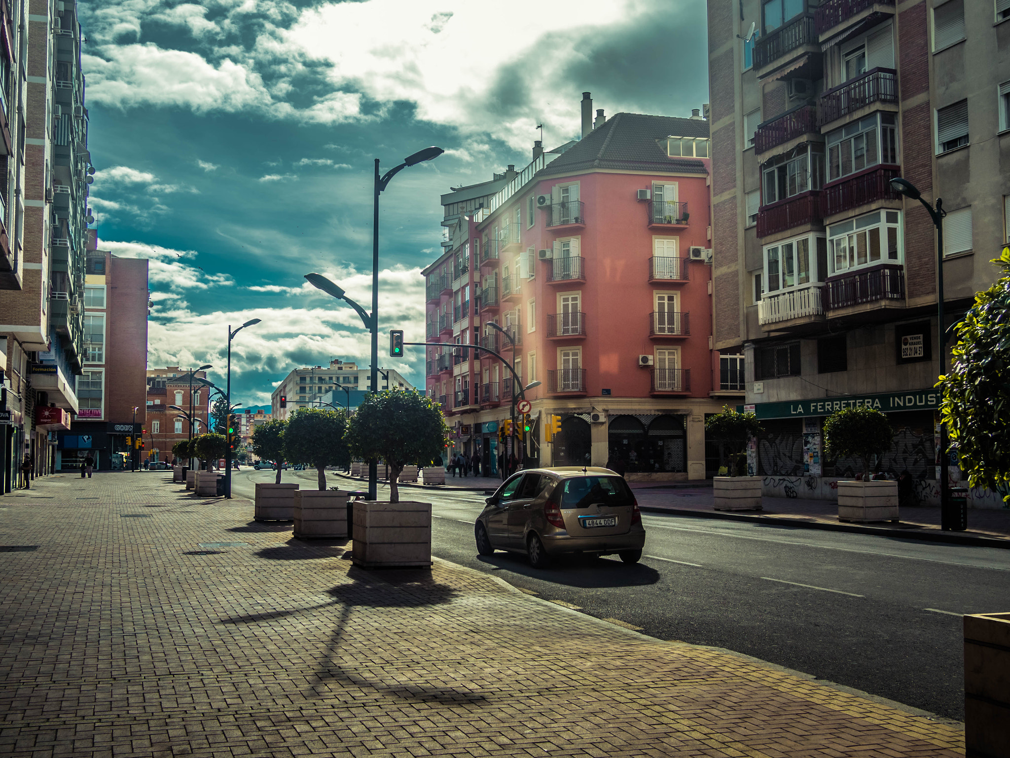 Olympus OM-D E-M5 II + Panasonic Lumix G 20mm F1.7 ASPH sample photo. Coche en la calle photography