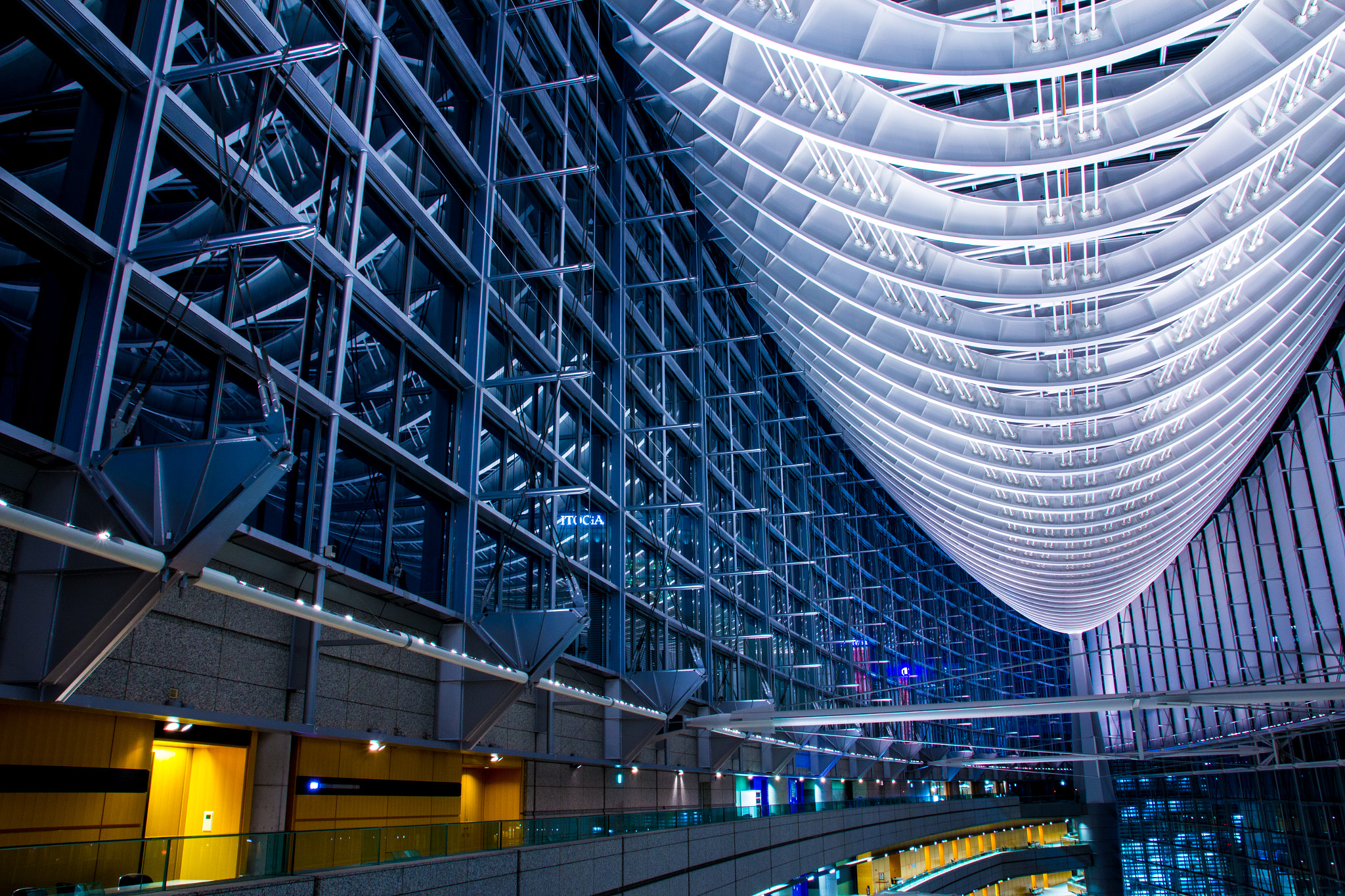 Canon EOS 600D (Rebel EOS T3i / EOS Kiss X5) sample photo. Tokyo international forum photography