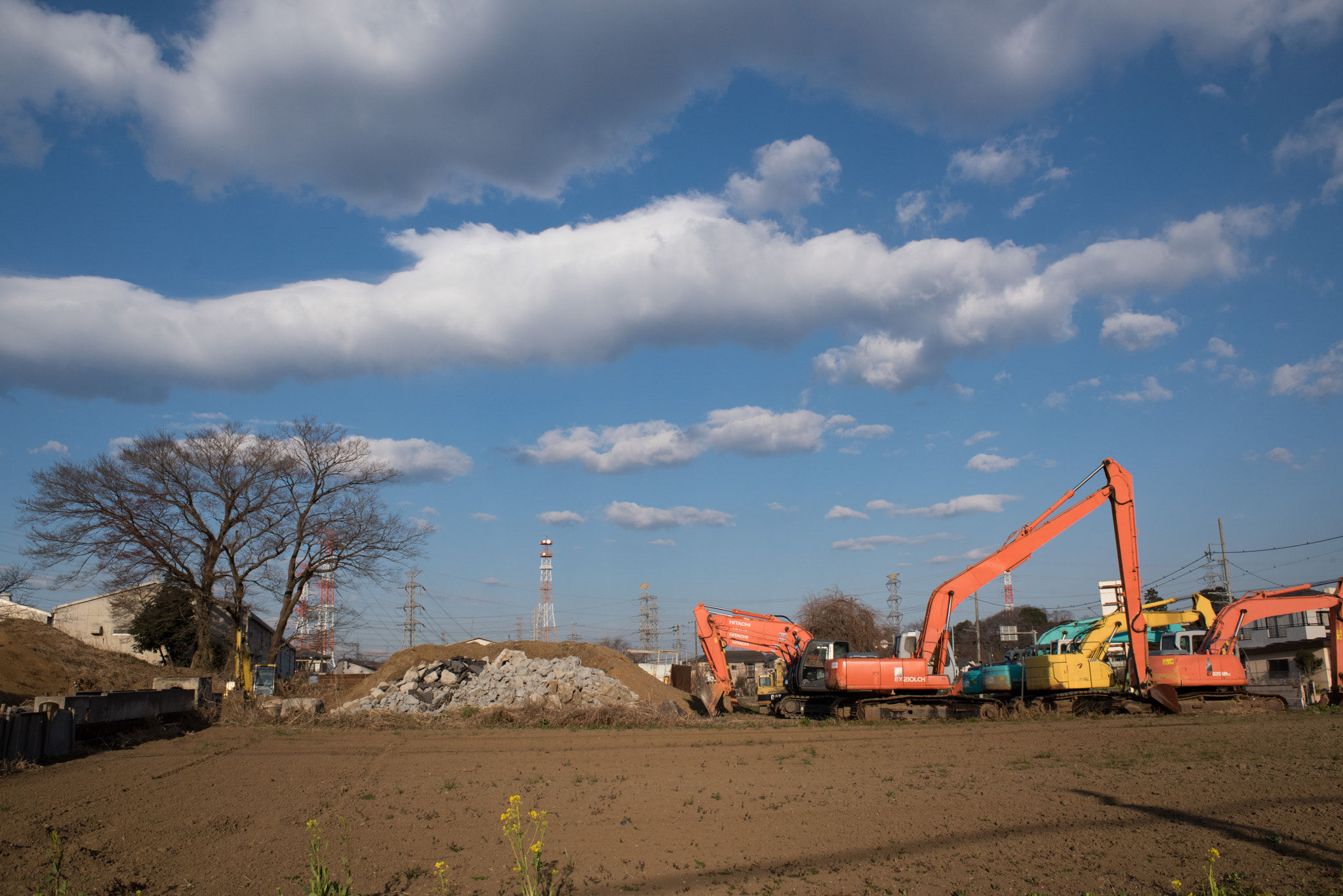 Nikon D810 + Nikon AF Nikkor 28mm F2.8D sample photo. Clouds and power shovels photography