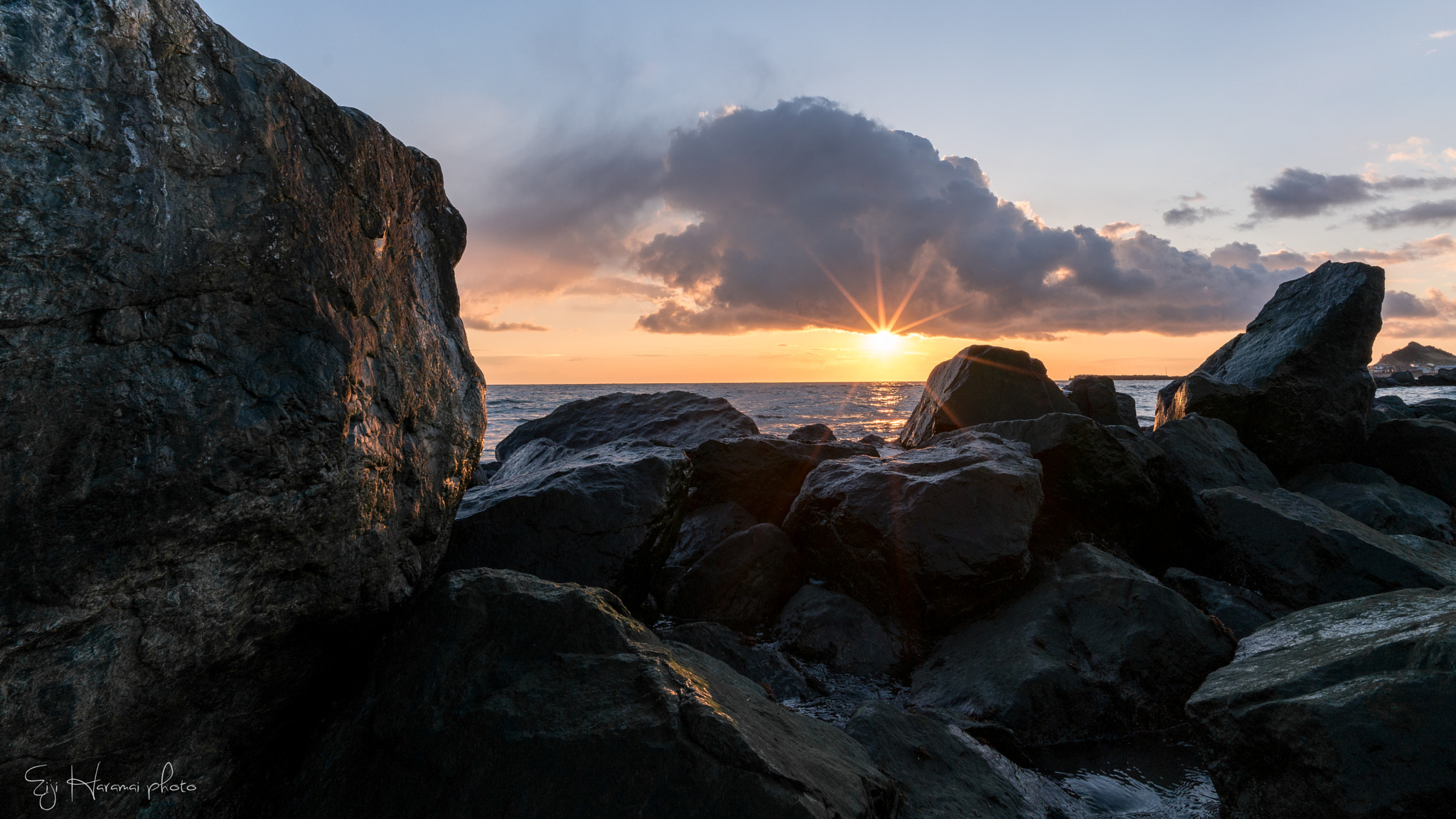 Sony a7R II + Voigtlander SUPER WIDE-HELIAR 15mm F4.5 III sample photo. 岩場の夕景 photography