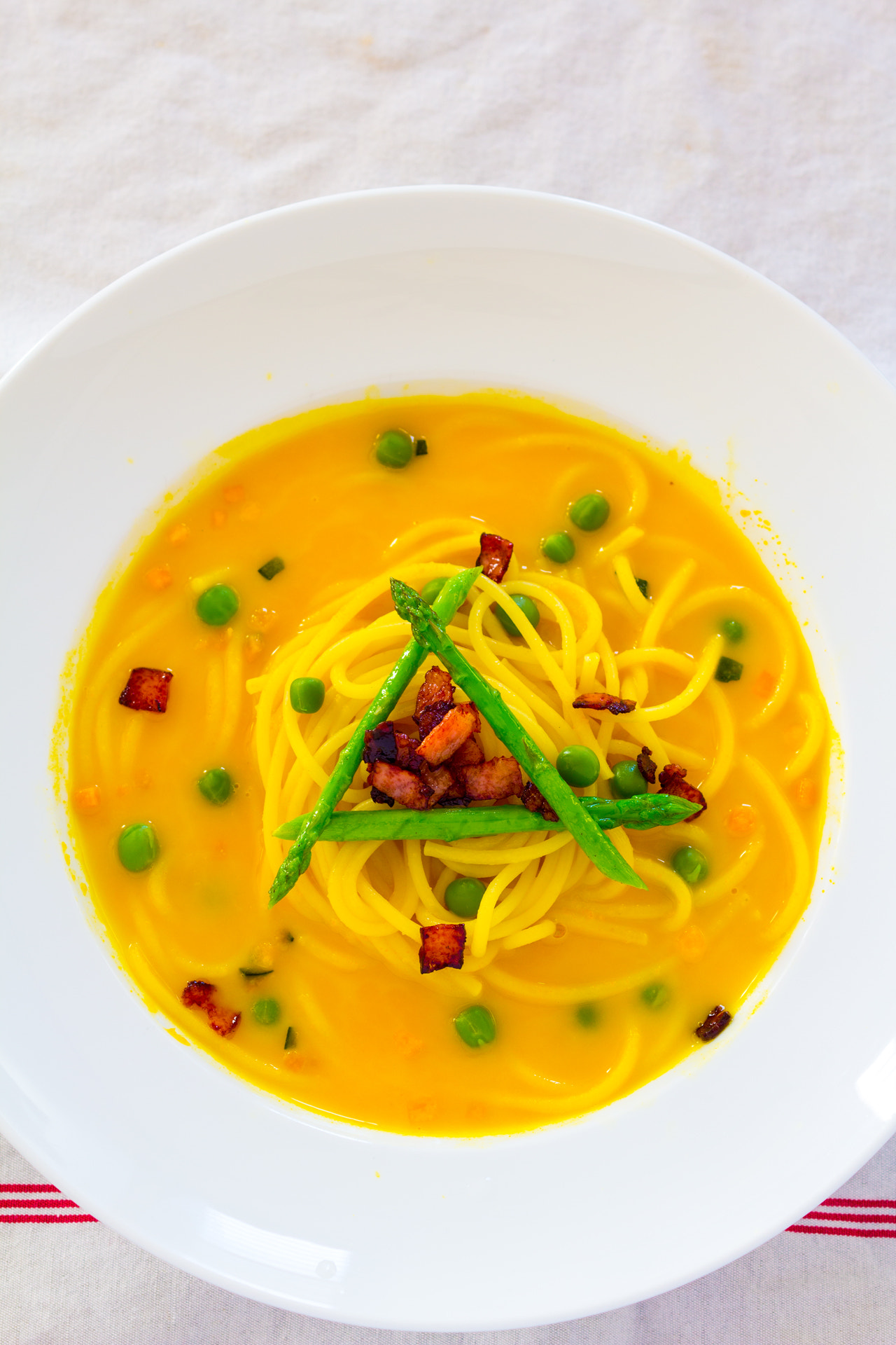 Canon EOS 600D (Rebel EOS T3i / EOS Kiss X5) + ZEISS Makro-Planar T* 50mm F2 sample photo. Pumpkin soup pasta photography