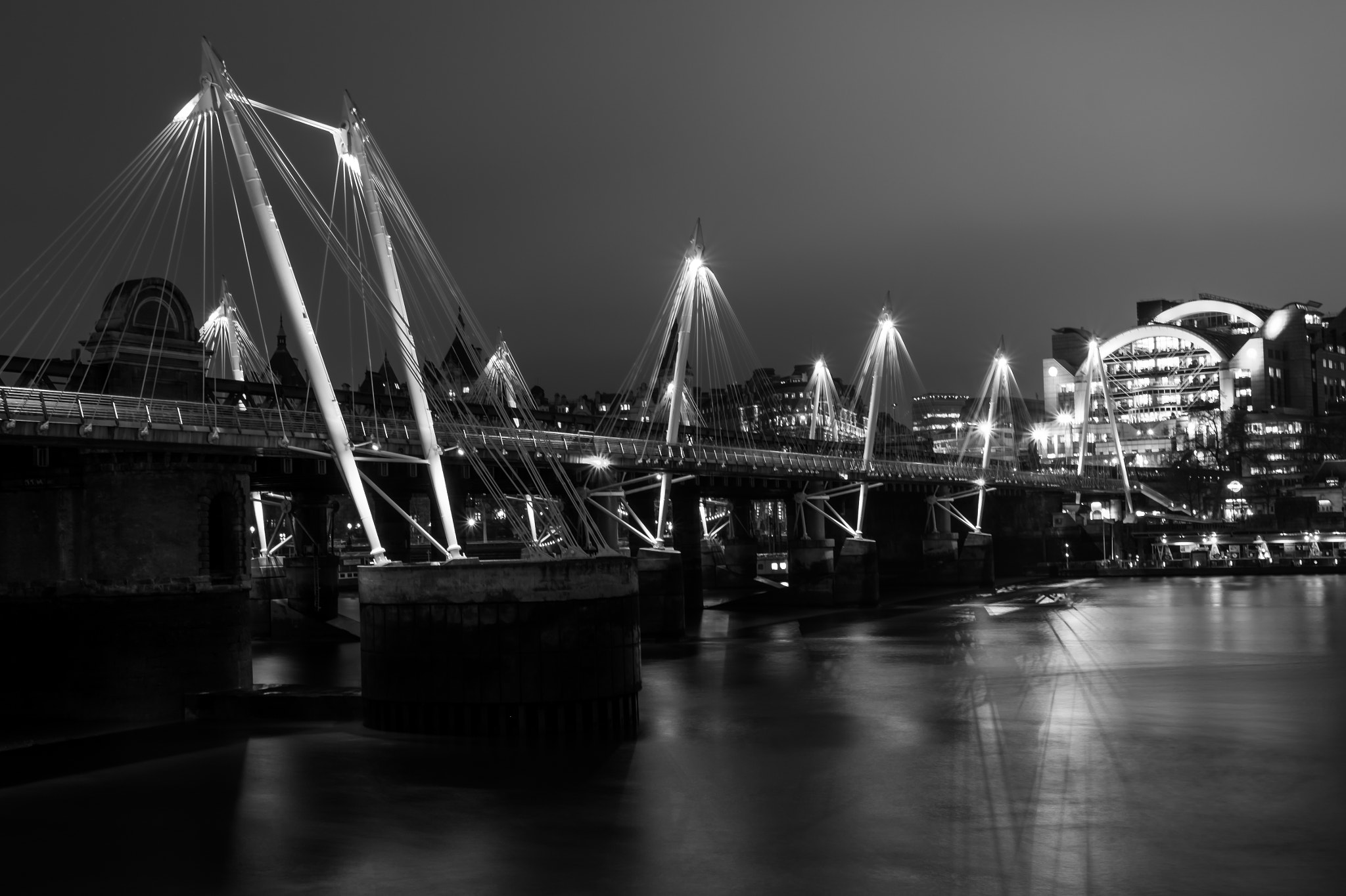 Fujifilm X-Pro1 + Fujifilm XF 27mm F2.8 sample photo. Charing cross footbridge photography