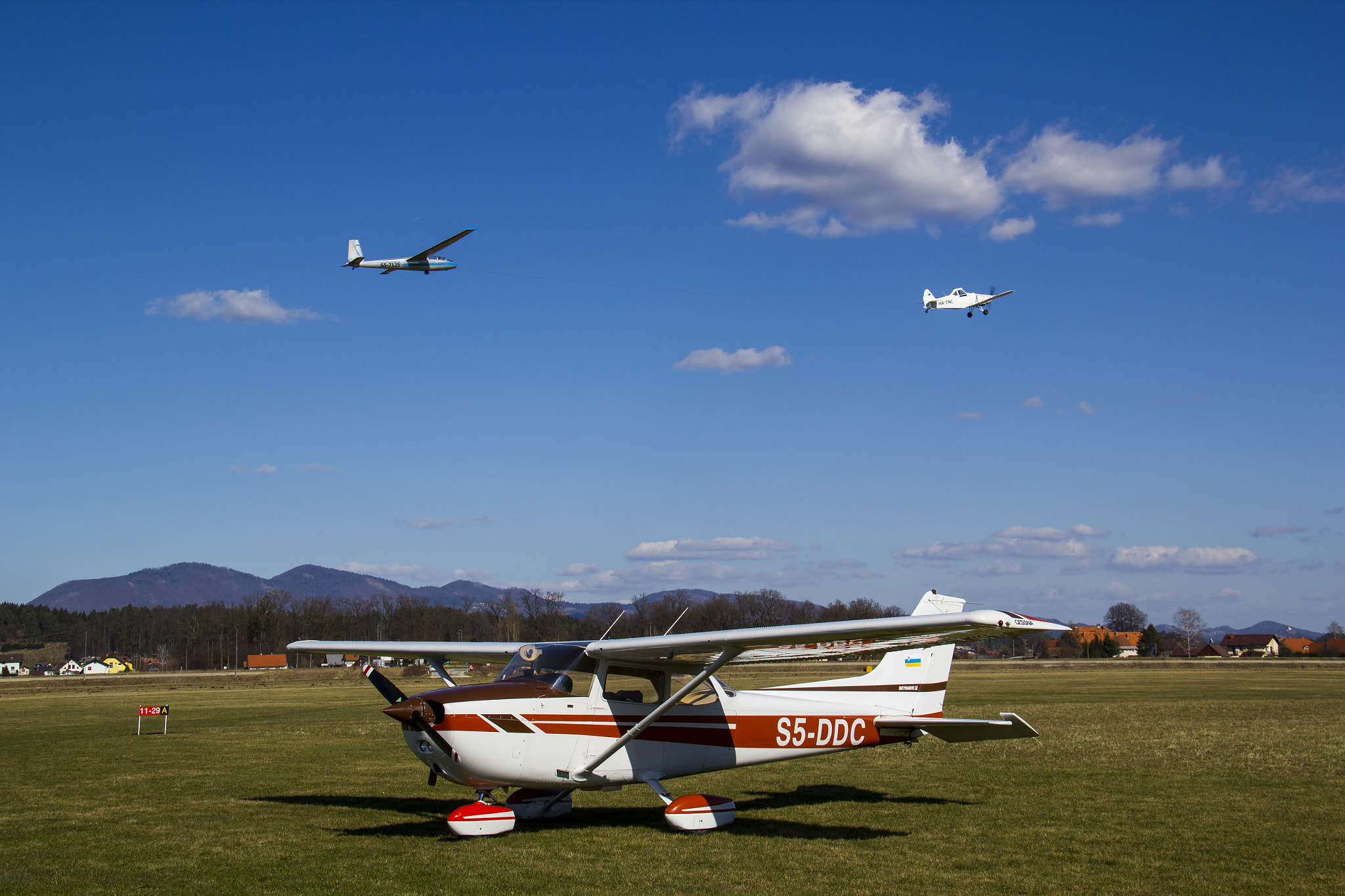 Canon EF-S 18-200mm F3.5-5.6 IS sample photo. Glider in tow photography