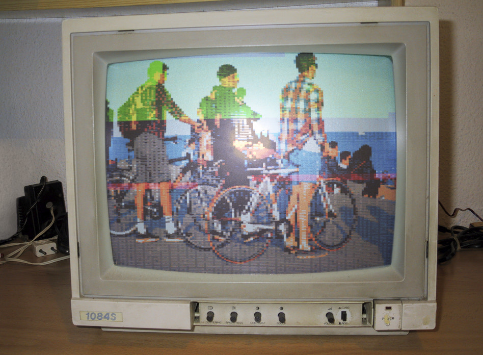 Canon POWERSHOT S20 sample photo. 03_tourists_with_bikes_at_barceloneta_beach photography