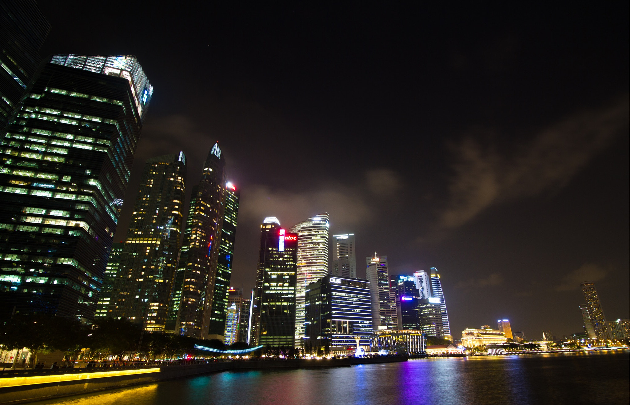 Canon EOS 7D + Canon EF-S 10-18mm F4.5–5.6 IS STM sample photo. Night shot at the cbd, marina bay sands photography
