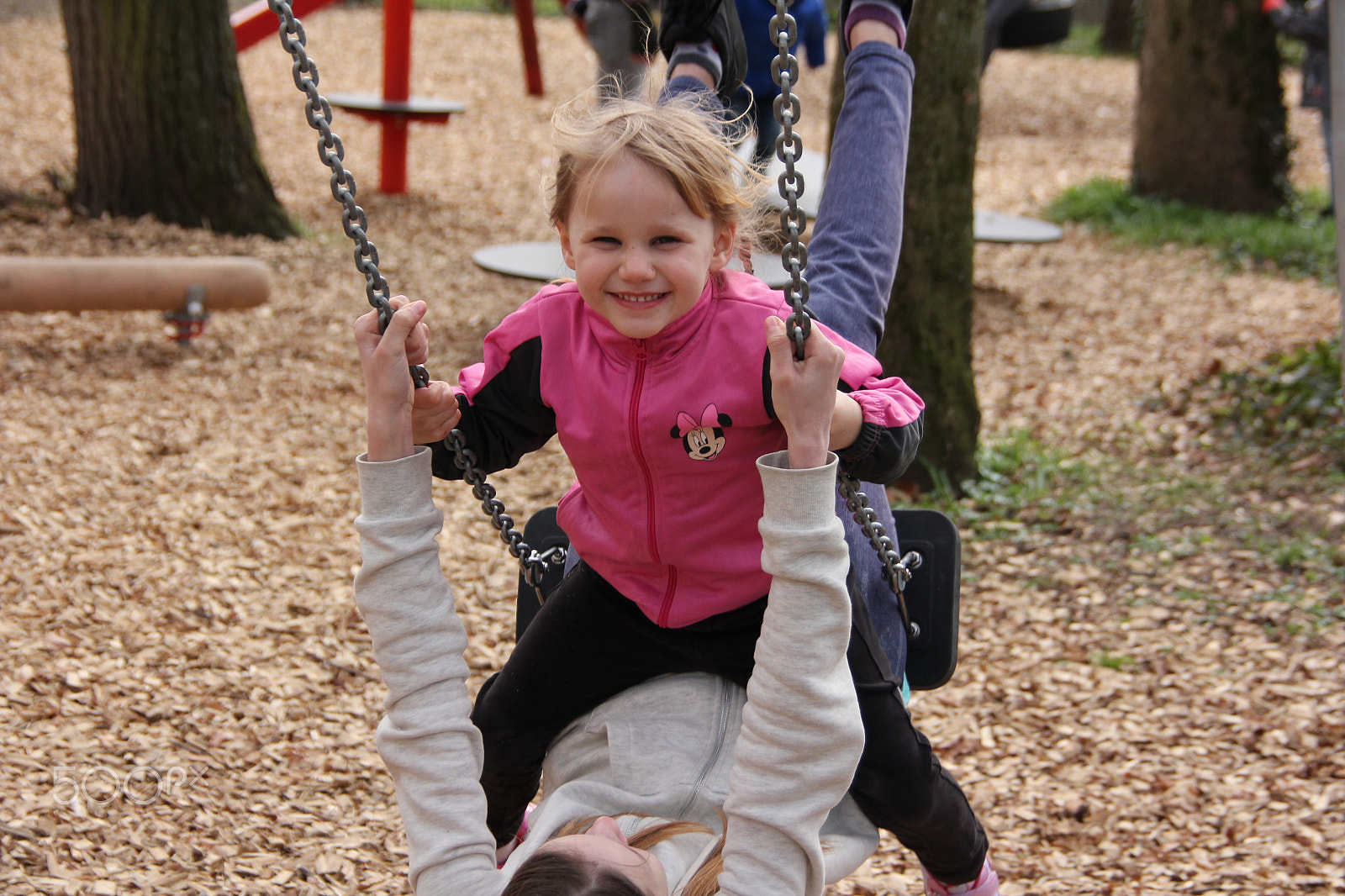Canon EOS 550D (EOS Rebel T2i / EOS Kiss X4) sample photo. Fun with big sister on the swing photography