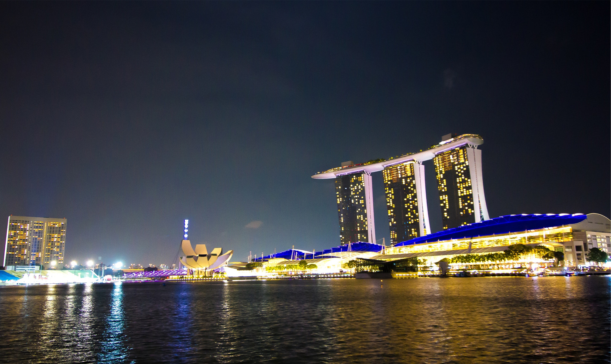 Canon EOS 7D + Canon EF-S 10-18mm F4.5–5.6 IS STM sample photo. Marina bay sands and museum photography