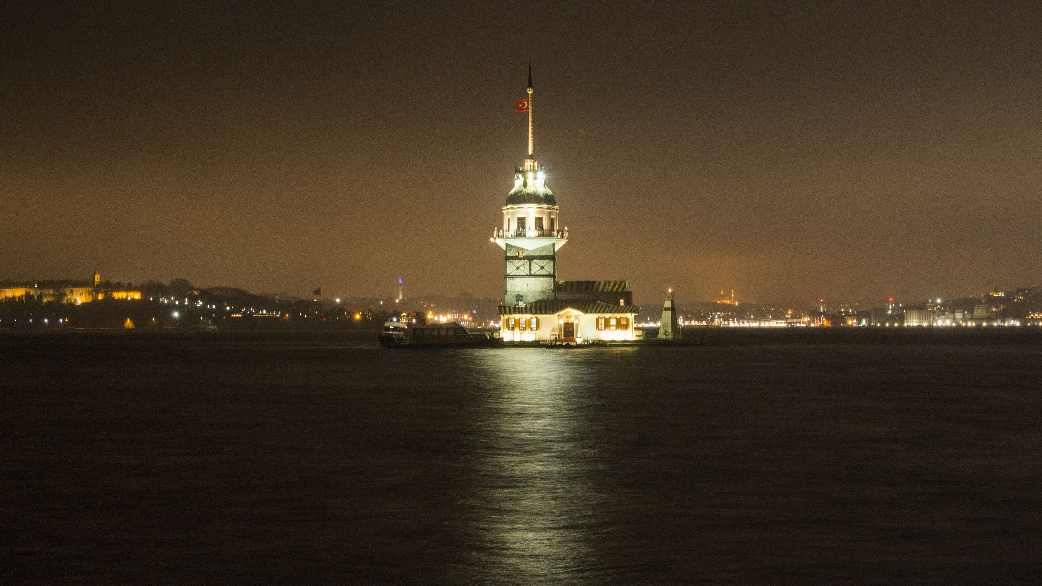 Canon EOS 70D + Sigma 17-70mm F2.8-4 DC Macro OS HSM | C sample photo. Maiden's tower in istanbul photography