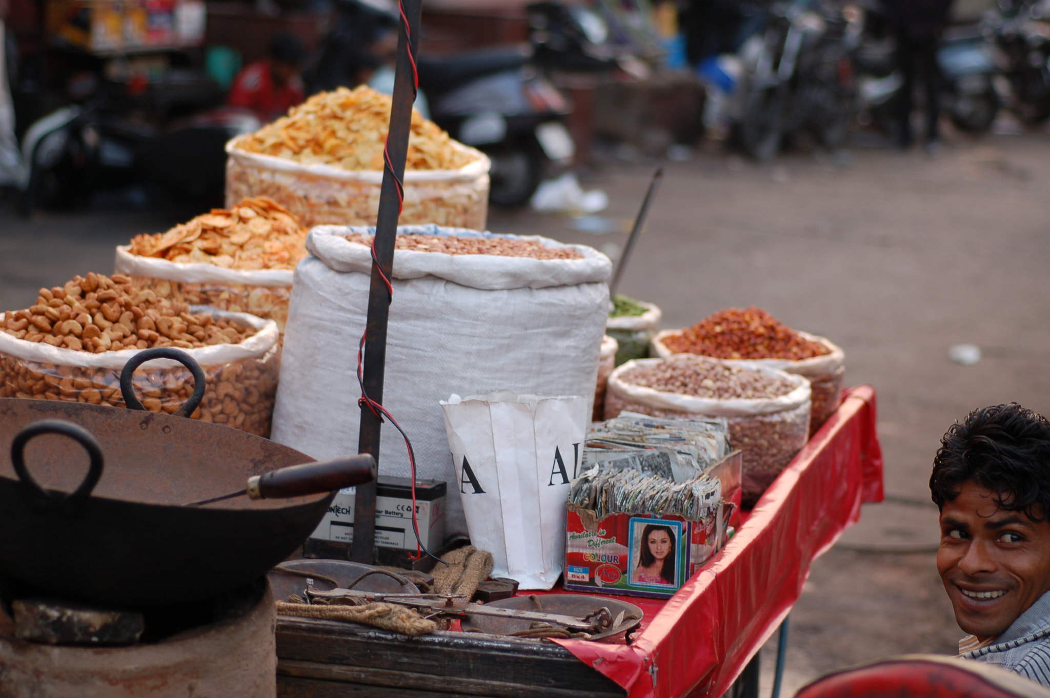 Nikon D50 + Nikon AF Micro-Nikkor 60mm F2.8D sample photo. Jaipur market photography