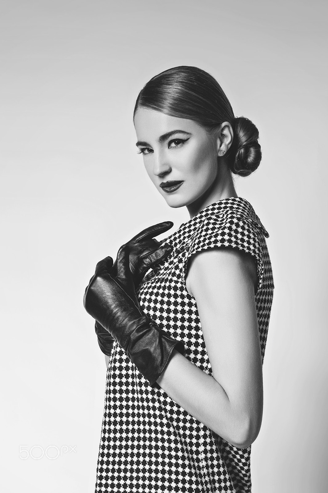 Canon EF 85mm F1.2L II USM sample photo. Beautiful woman in retro dress photography