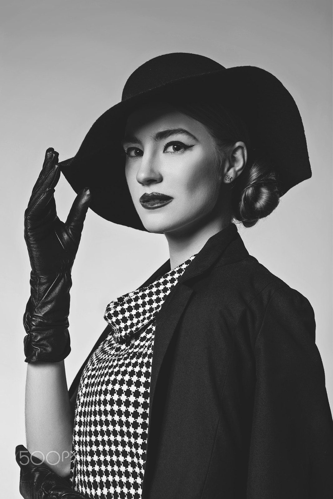 Canon EF 85mm F1.2L II USM sample photo. Beautiful woman in retro dress photography