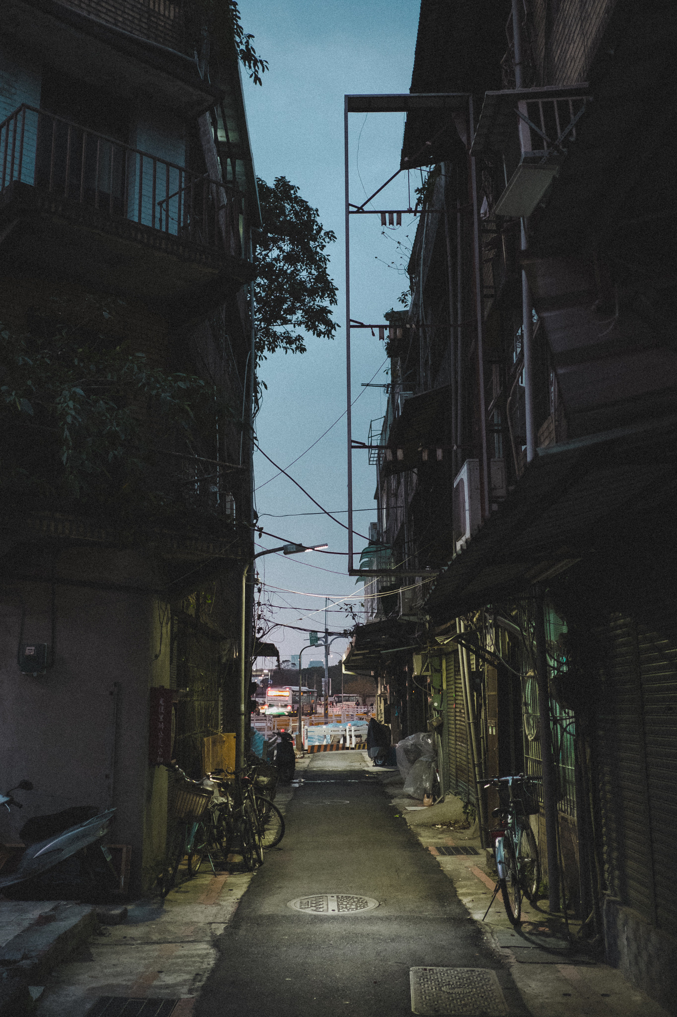 Fujifilm X-T2 + Fujifilm XF 23mm F2 R WR sample photo. Taipei alley photography