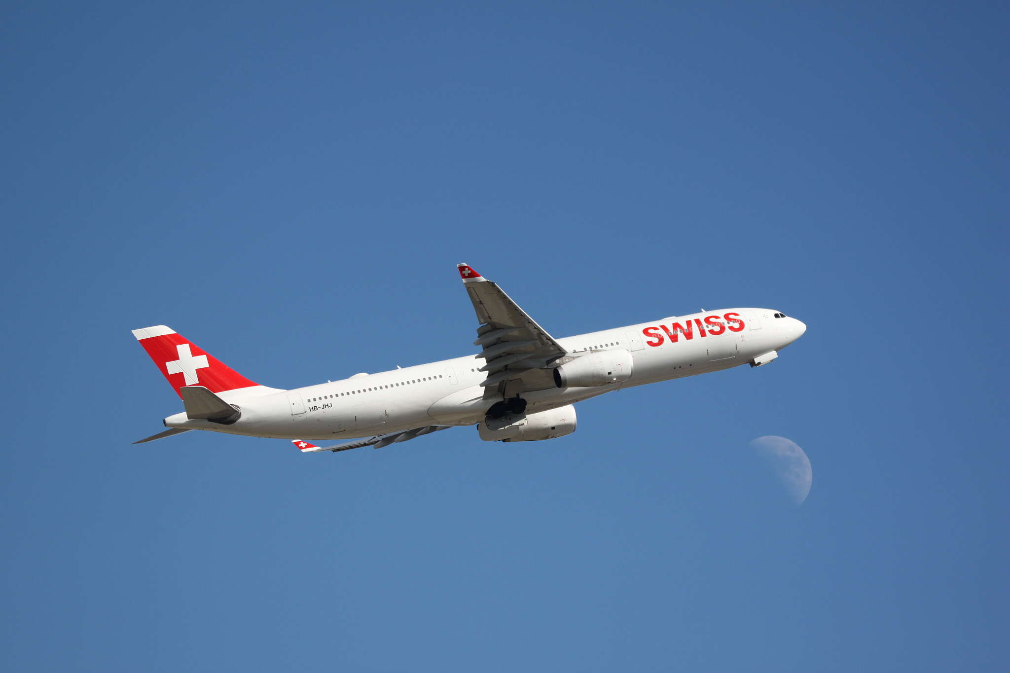 Sigma 150-600mm F5-6.3 DG OS HSM | C sample photo. Passenger view to moon photography