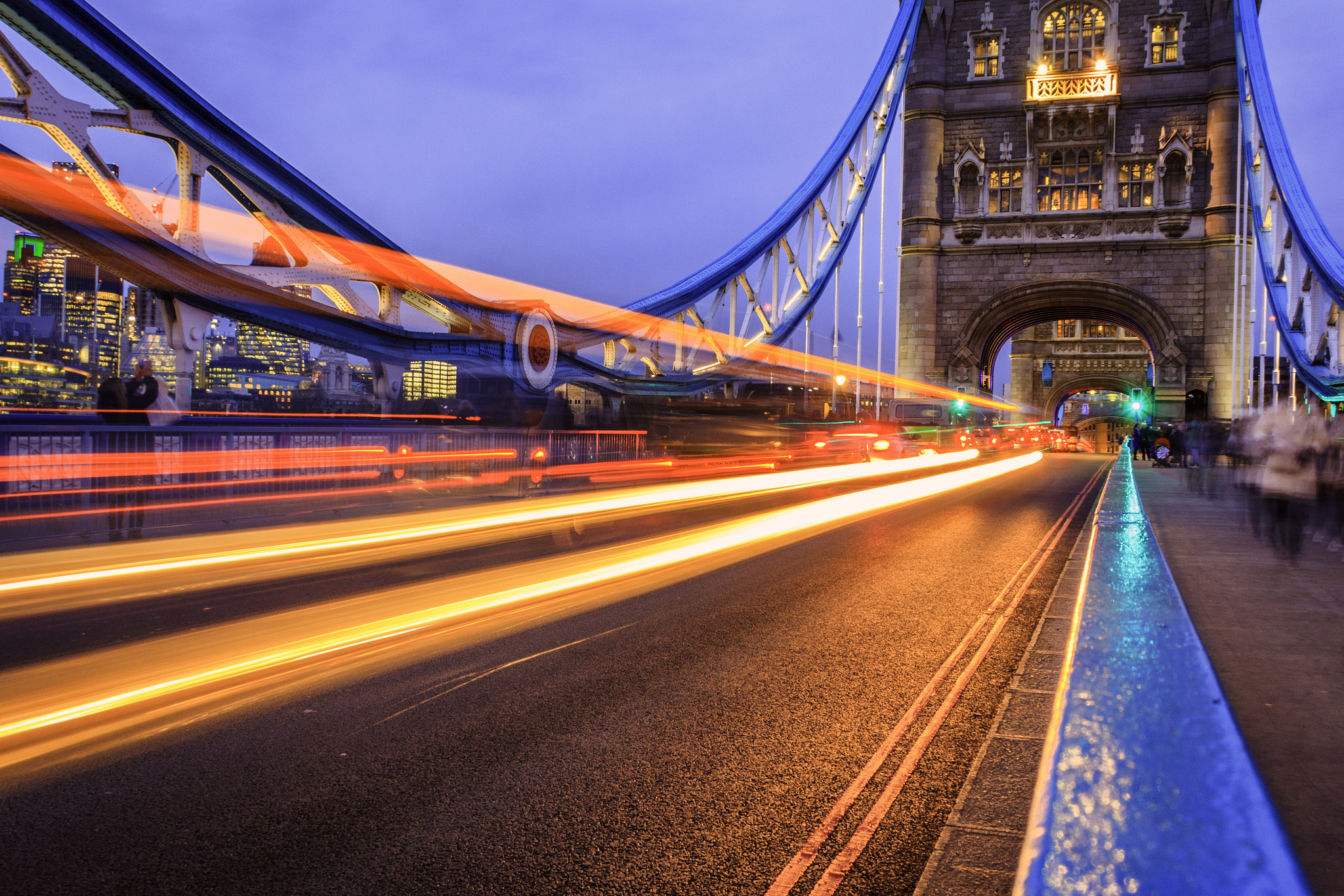 Canon EOS 550D (EOS Rebel T2i / EOS Kiss X4) sample photo. Moving lights at the tower bridge photography