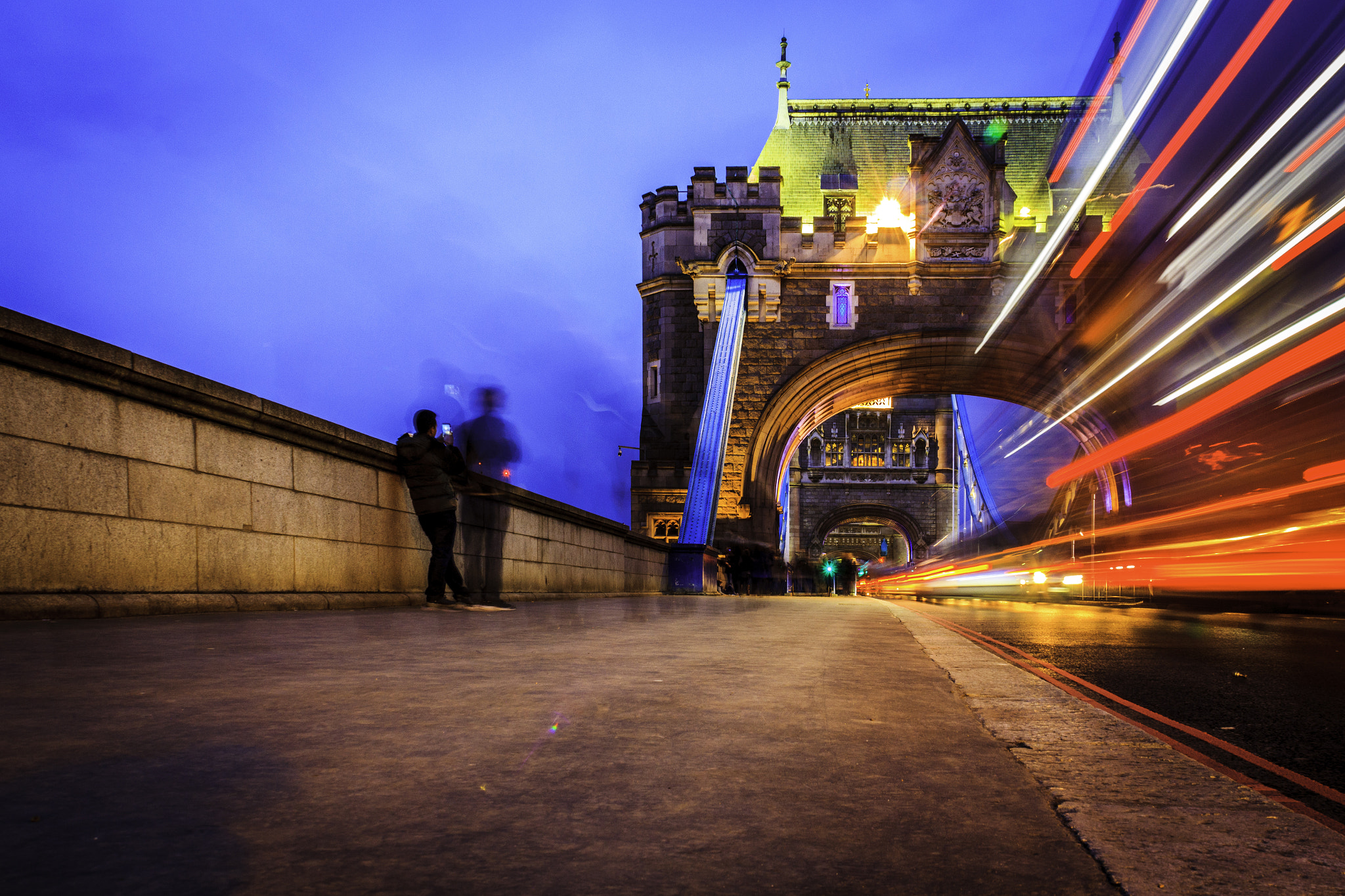 Canon EOS 550D (EOS Rebel T2i / EOS Kiss X4) sample photo. Moving lights at the tower bridge - 2 photography