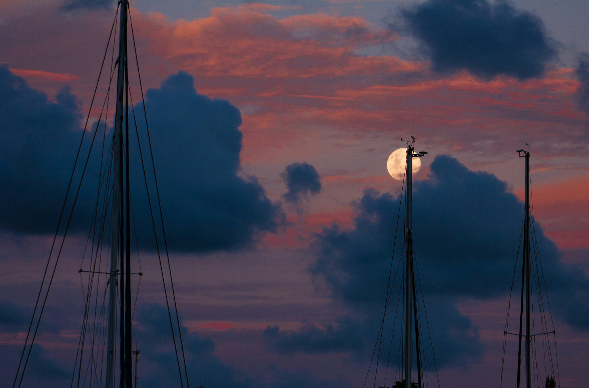 EF75-300mm f/4-5.6 sample photo. Moonrise photography