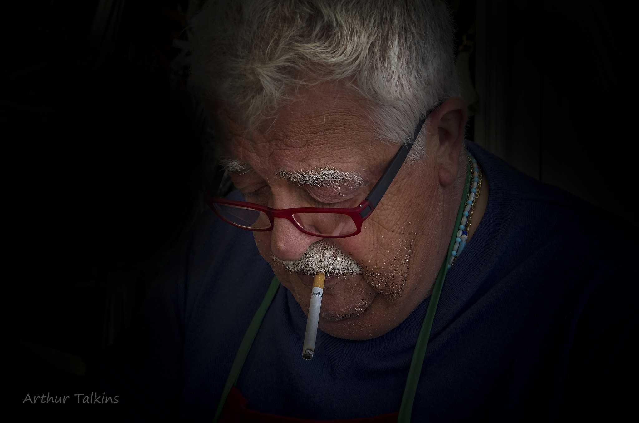 Pentax K-5 sample photo. Smoking and concentrating...hand in hand... photography