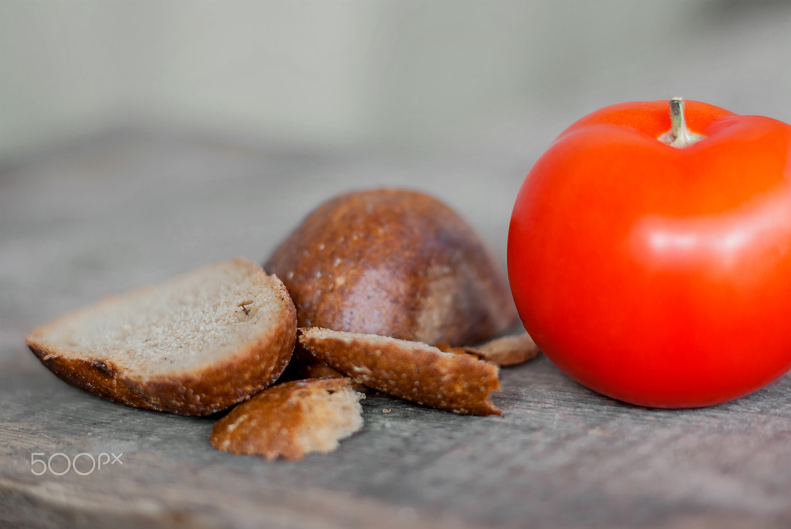 Pentax K10D sample photo. Ripe tomato with slices of rye bread photography
