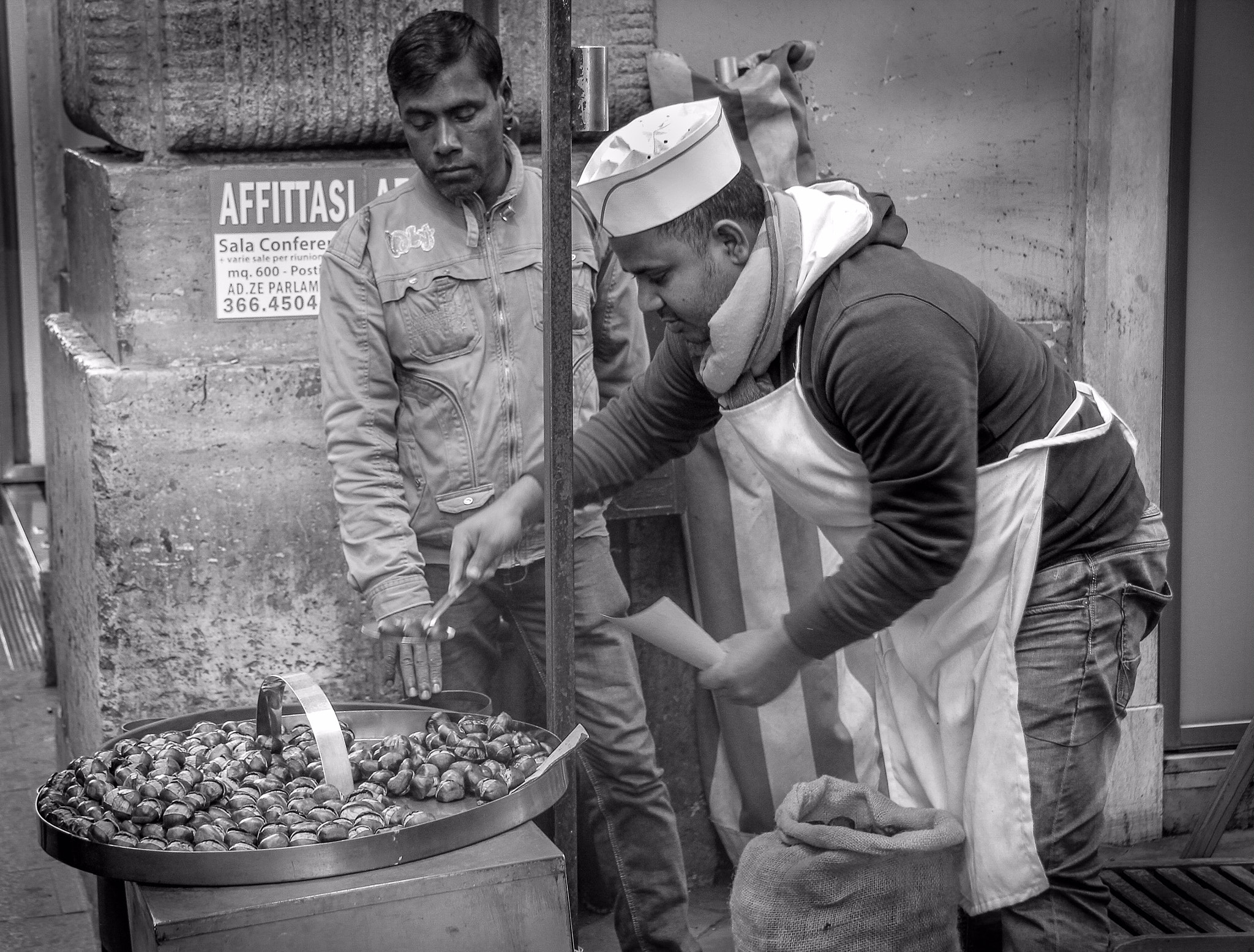 Canon EF-S 17-85mm F4-5.6 IS USM sample photo. Cooking in the street in rome photography