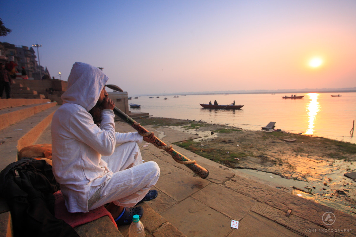 Canon EF 17-40mm F4L USM sample photo. A man playing didgeridoo at varanasi. photography