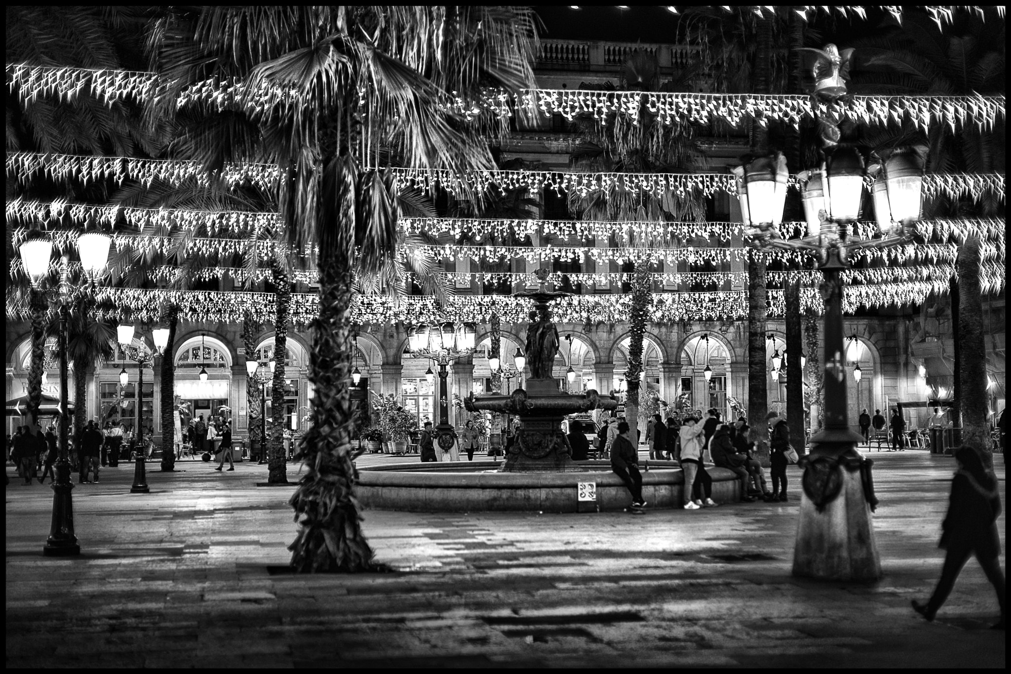 Leica Noctilux-M 50mm F0.95 ASPH sample photo. Shimmering lights of plaça reial.... photography
