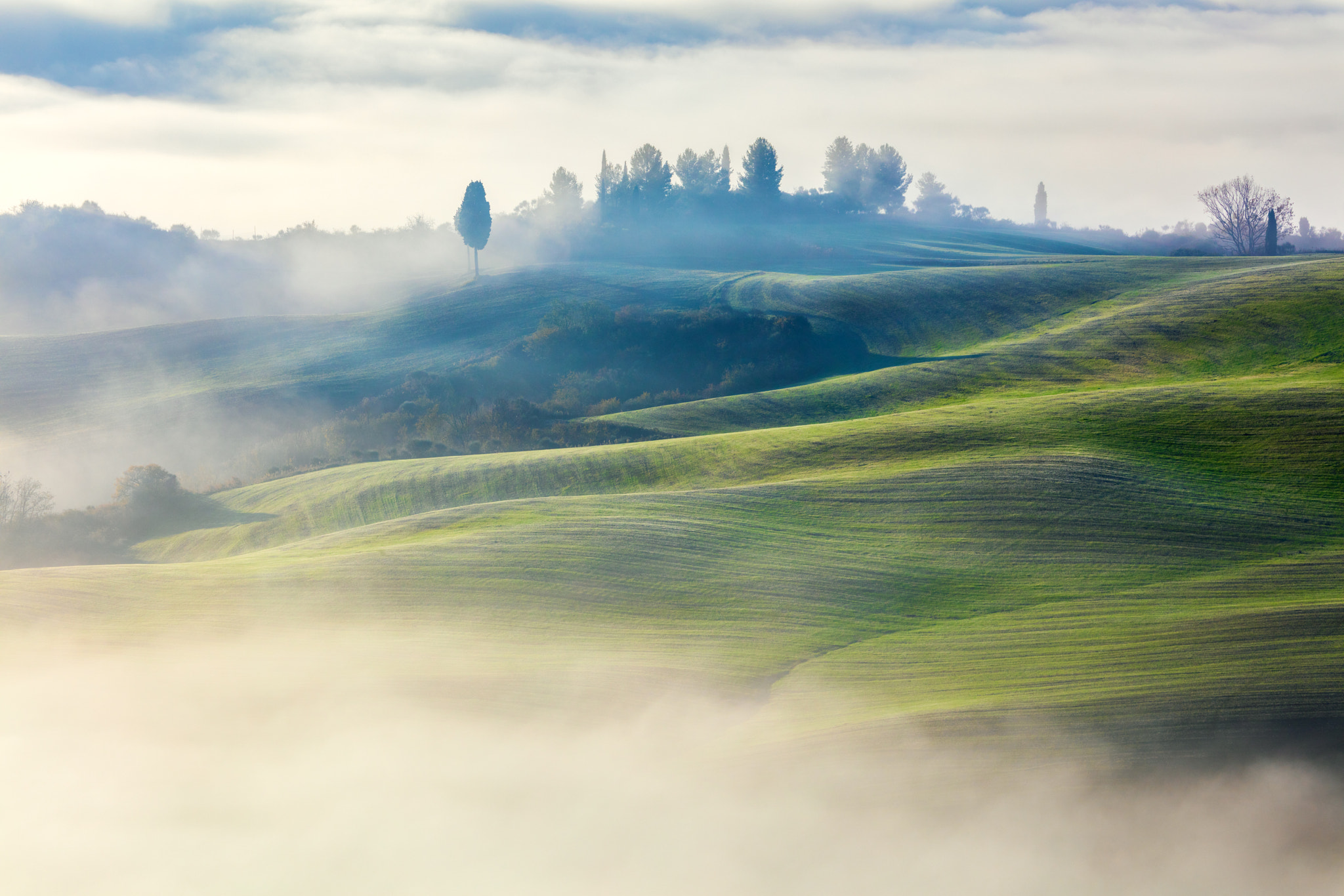 Canon EOS 5DS R + Canon EF 100-400mm F4.5-5.6L IS USM sample photo. Foggy valley in the morning, tuscany, italy photography